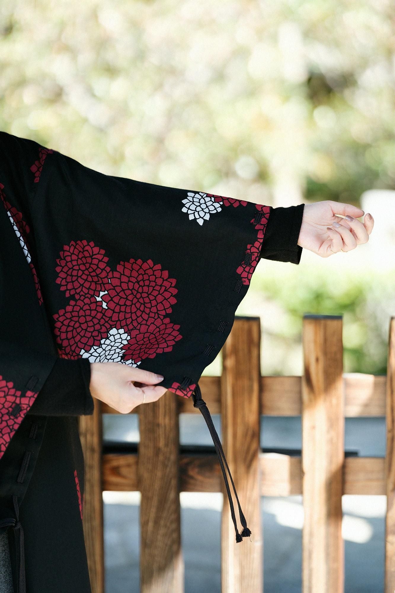 소모(나는 본다) x모슬린 궁중소매 가역적 (Kagyaku)/검은색(목재) x 구름 2의 x 국화 2