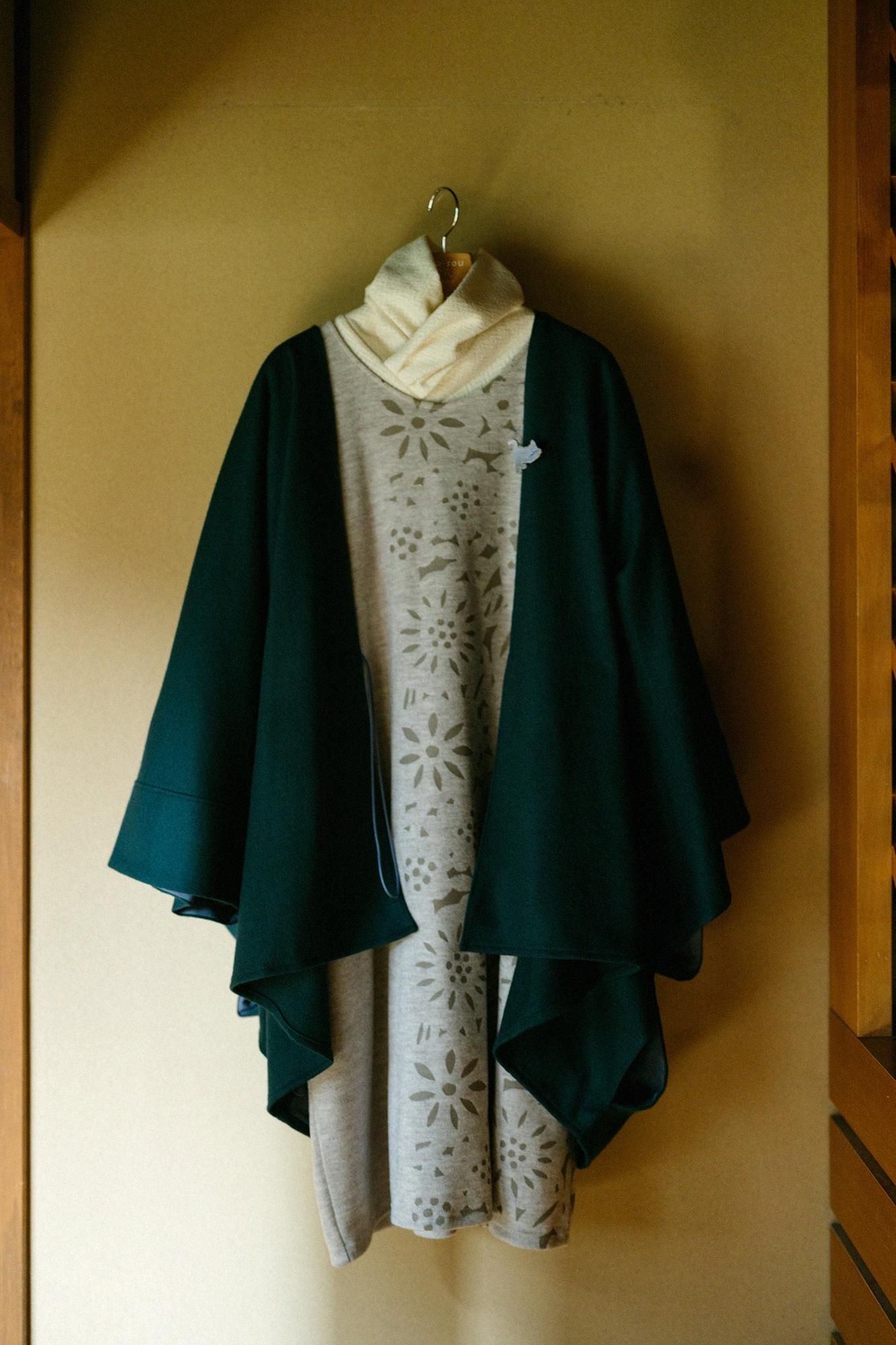Combed Yarn Felted Knit Kisaragi Poncho / Dark Green