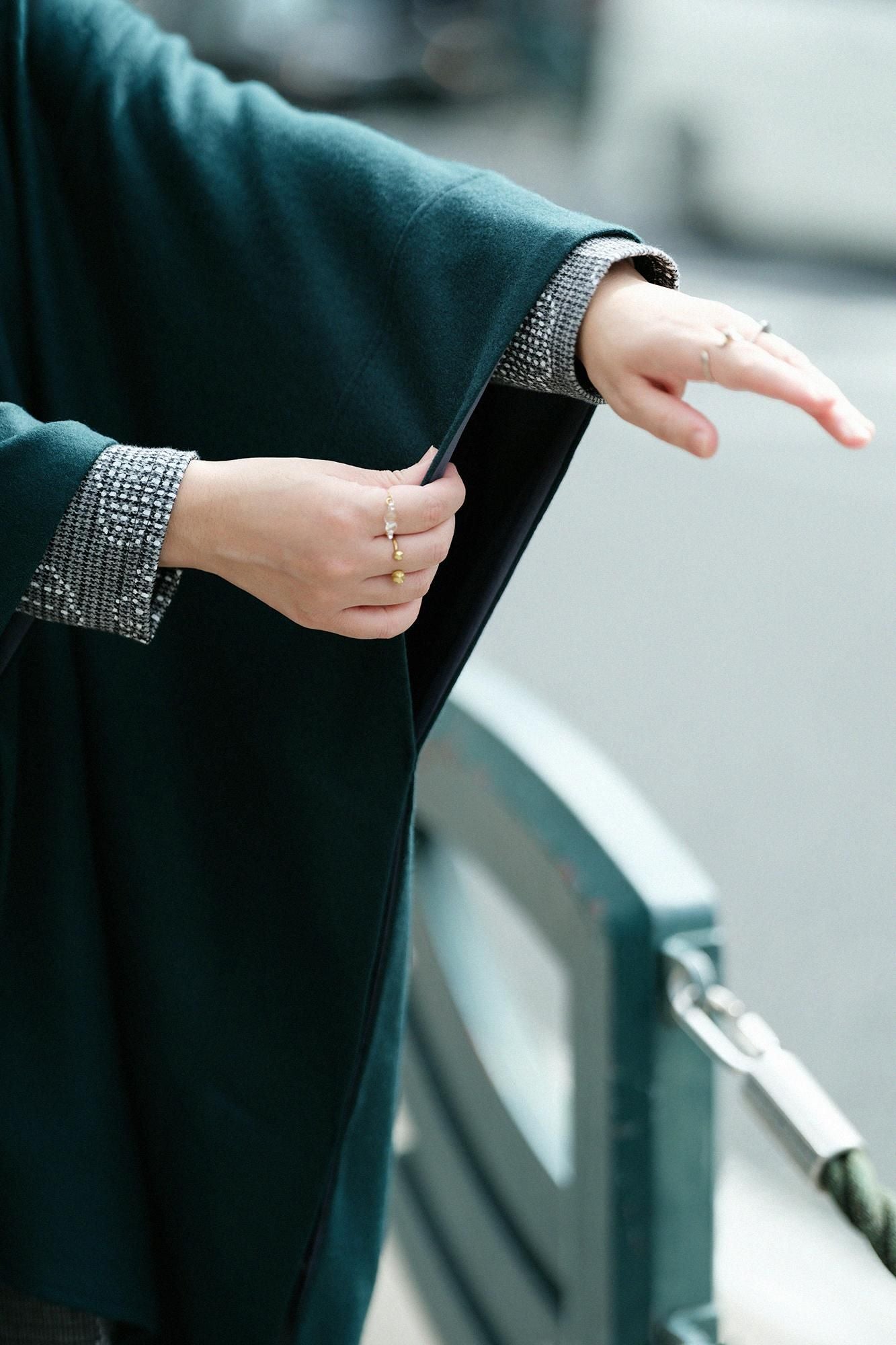 Combed Yarn Felted Knit Kisaragi Poncho / Dark Green