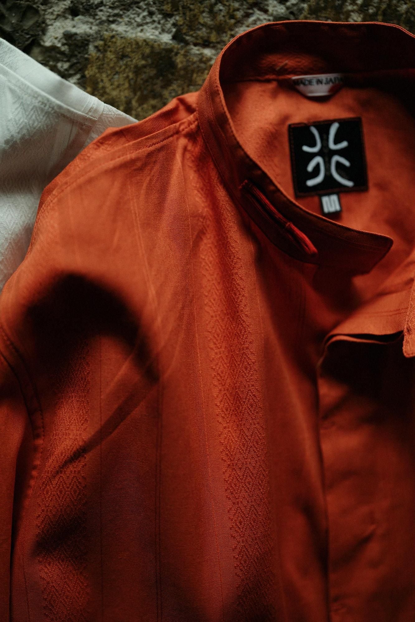 【net限定】舶来間道(はくらいかんとう) 円領長襯衣(えんりょうながしんい)/丹色(にいろ)