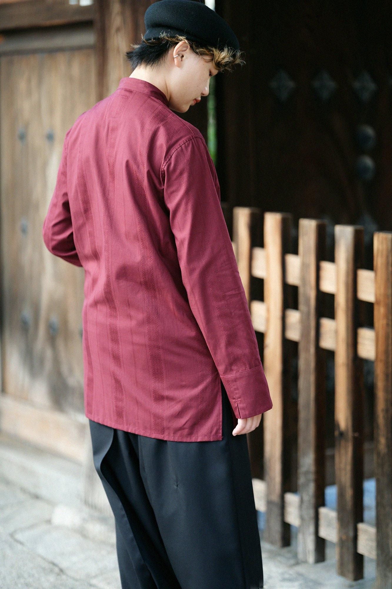 【net限定】舶来間道(はくらいかんとう) 円領長襯衣(えんりょうながしんい)/柘榴色(ざくろいろ)