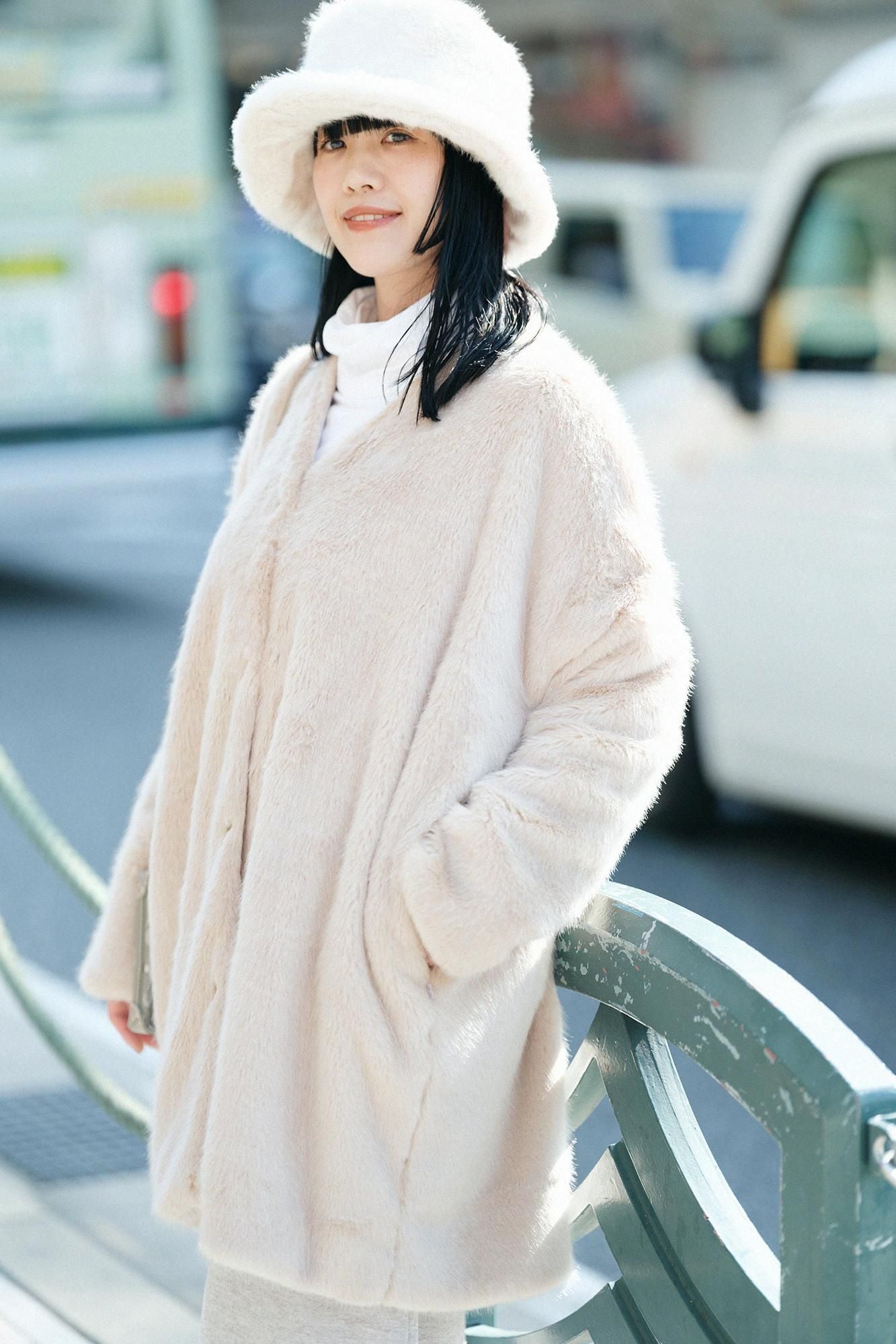 Faux Fur V-neck Light Tunic Coat/Beige