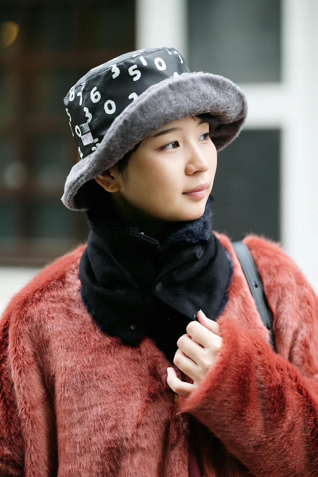 【預購】人造毛皮 雙面用短圍巾/黑色×黑藍色(※預計於12月9日左右發貨)