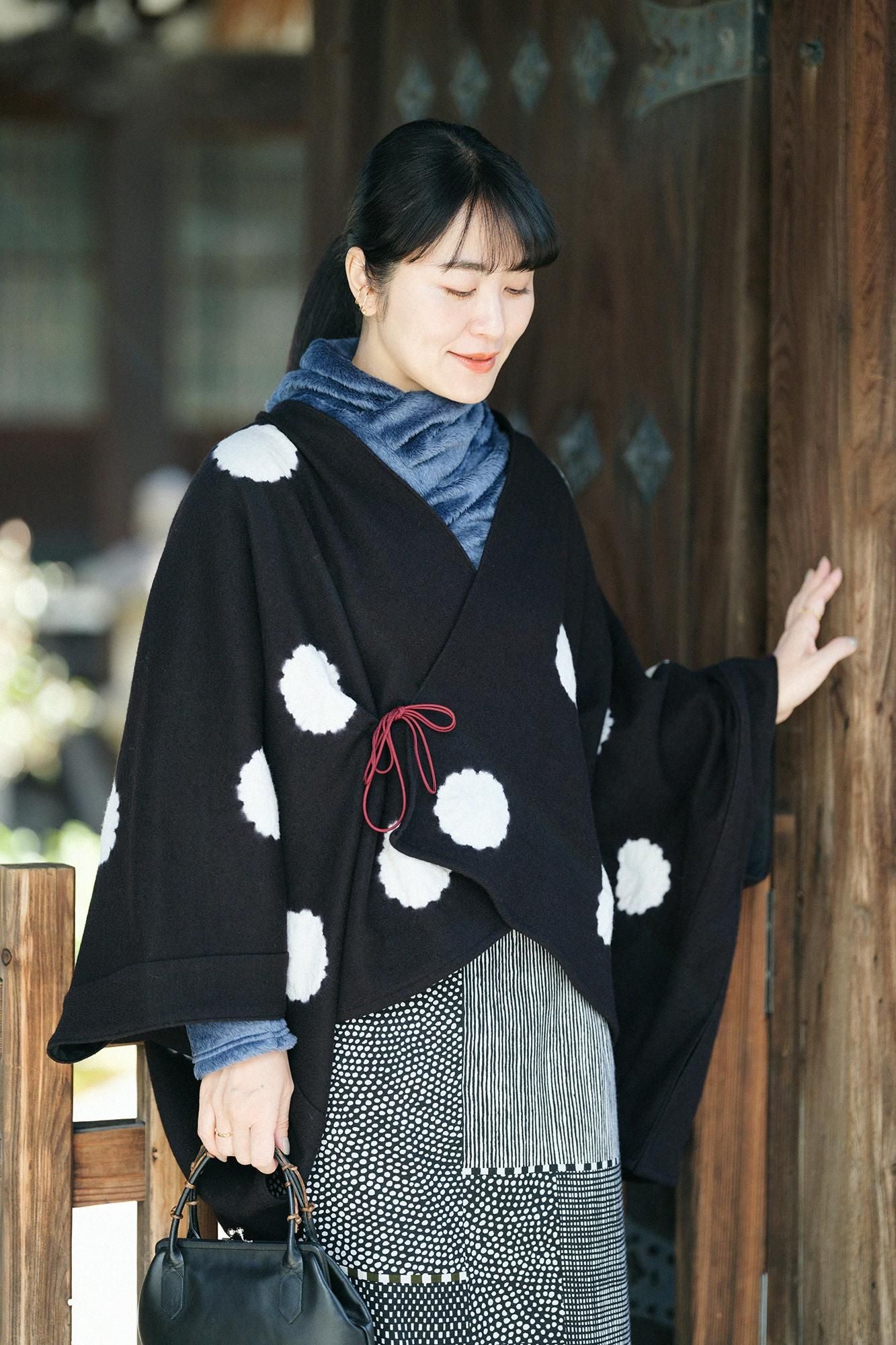 近清紮染 梳毛 強壓縮平針織 如月披風斗篷 短版/大圓點 黑色×淺灰色