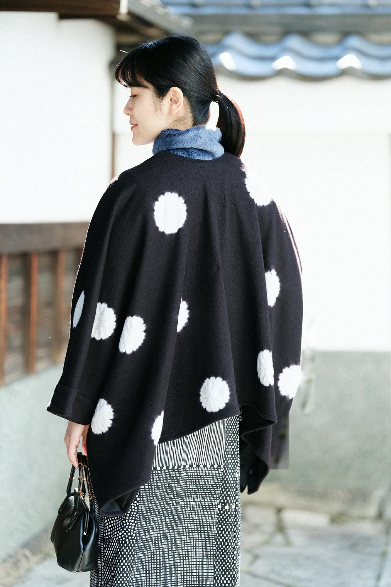 近清紮染 梳毛 強壓縮平針織 如月披風斗篷 短版/大圓點 黑色×淺灰色