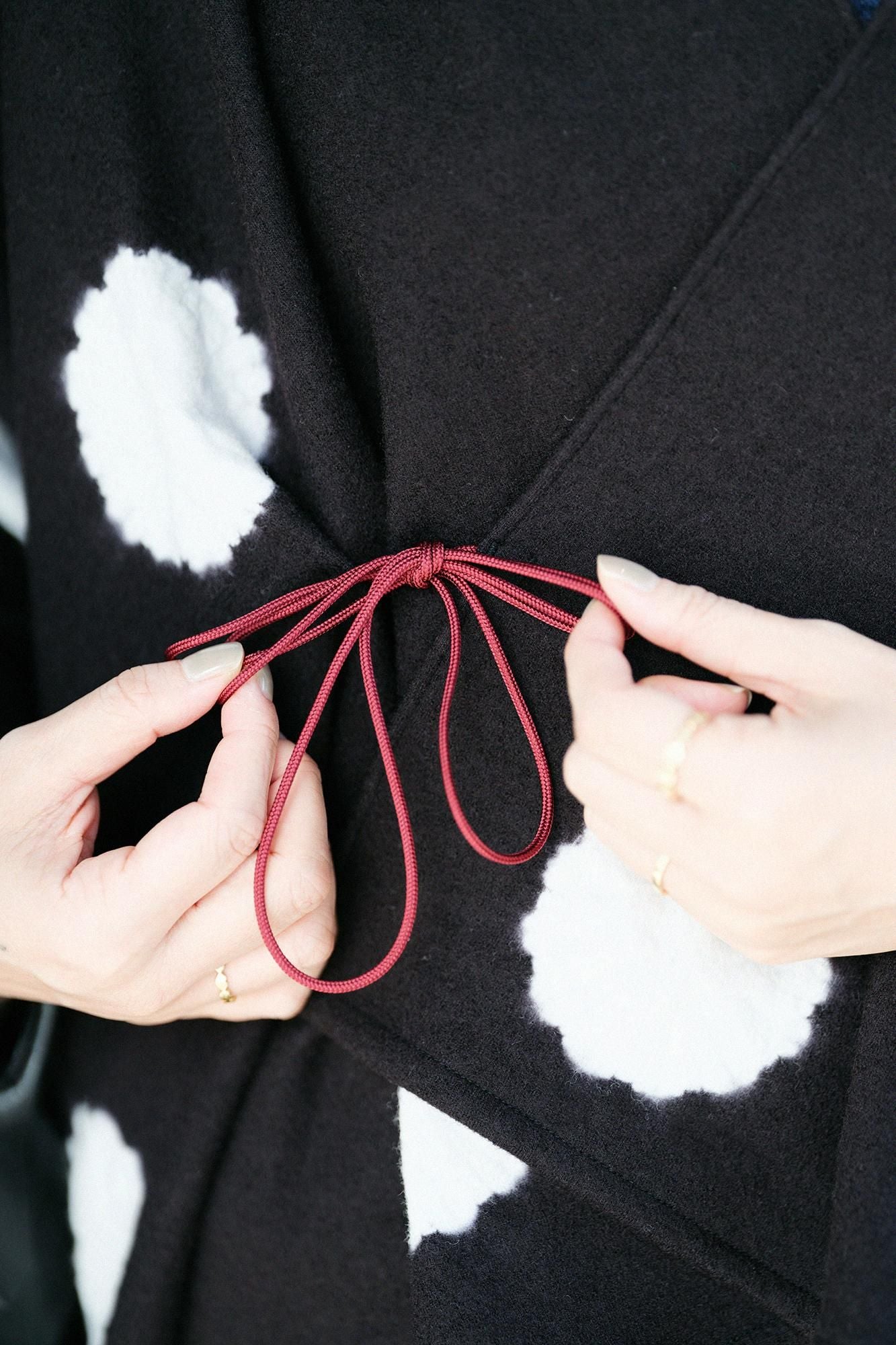 近清紮染 梳毛 強壓縮平針織 如月披風斗篷 短版/大圓點 黑色×淺灰色