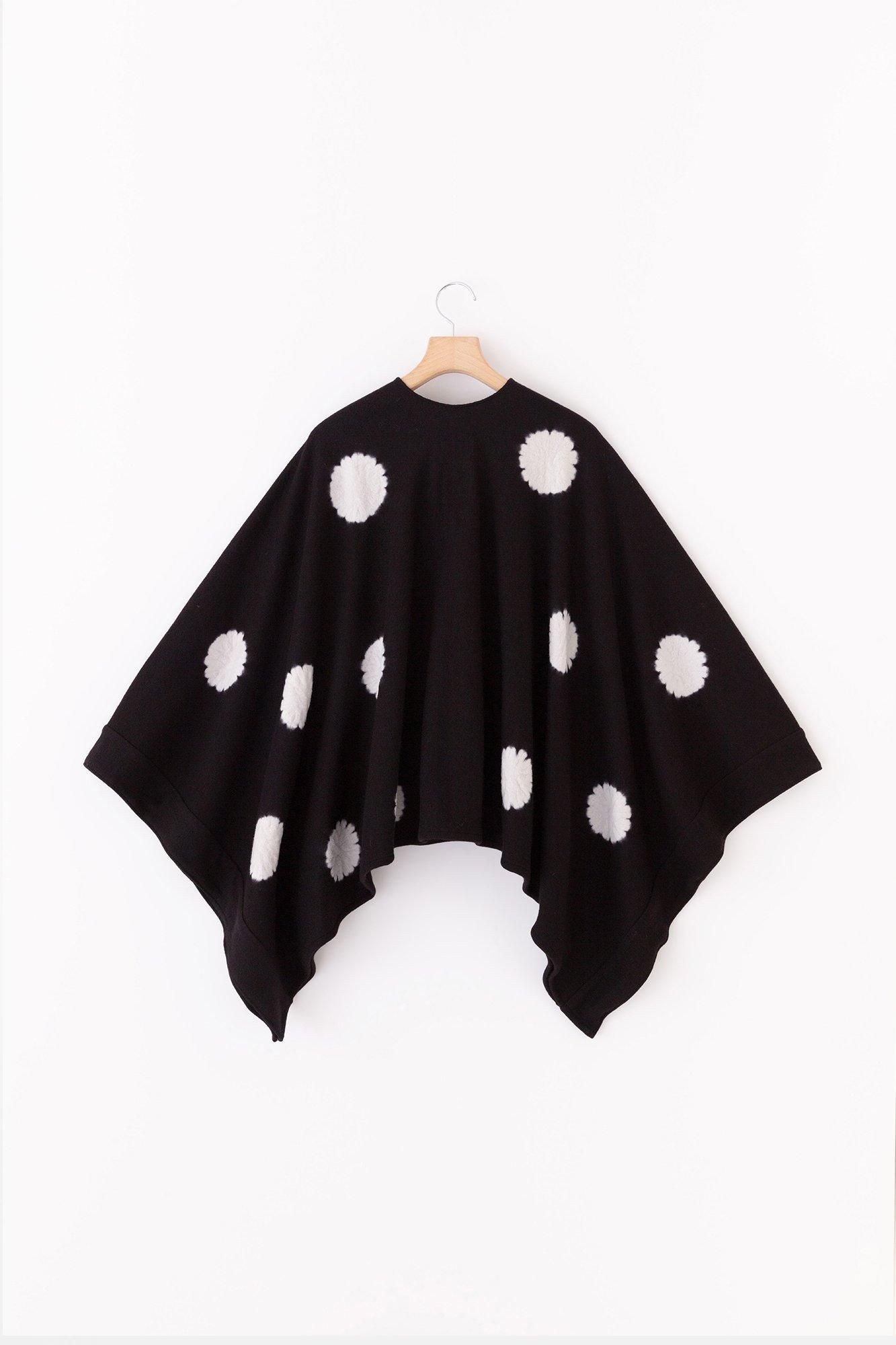 近清紮染 梳毛 強壓縮平針織 如月披風斗篷 短版/大圓點 黑色×淺灰色