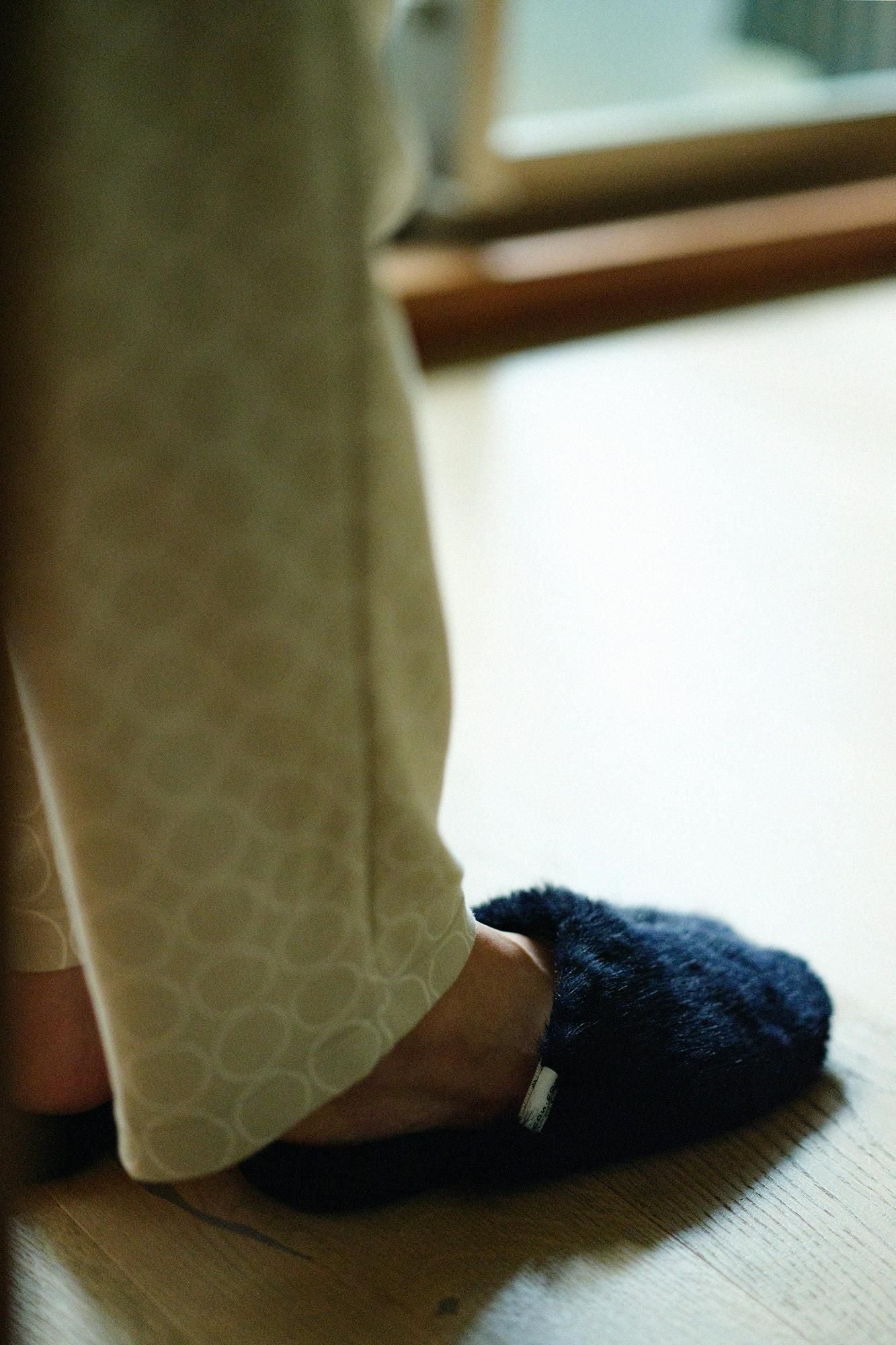 Faux Fur Slim Type Split Toe Slipper/Black Blue