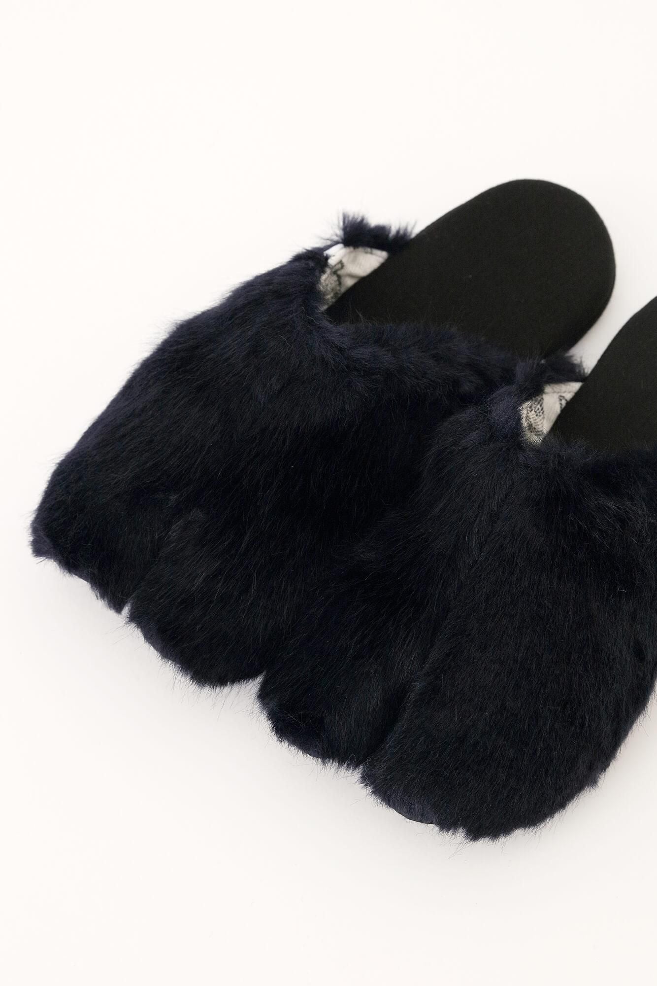 Faux Fur Slim Type Split Toe Slipper/Black Blue