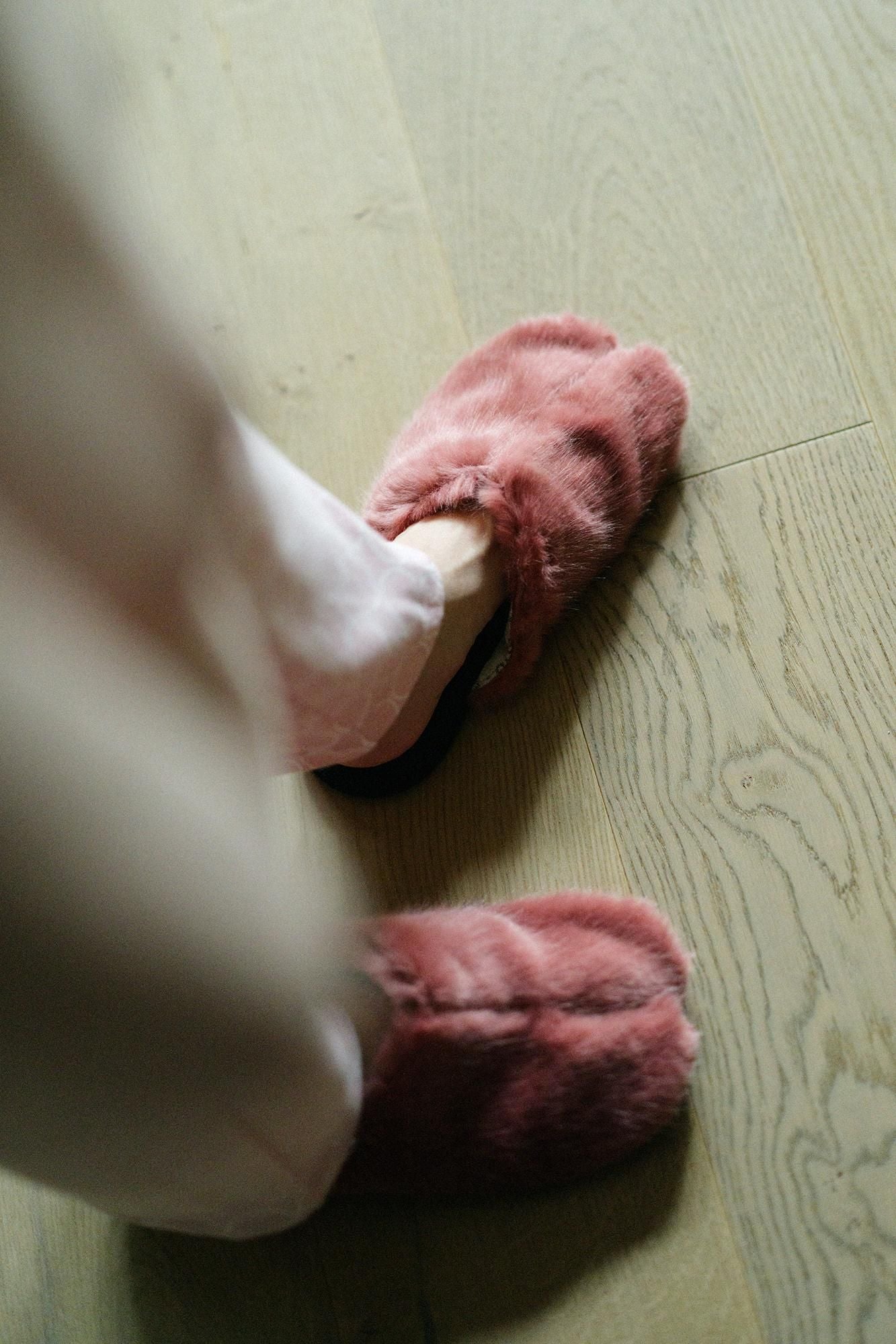 Dünner Pantoffel aus Kunstfell Tabi/Suouko