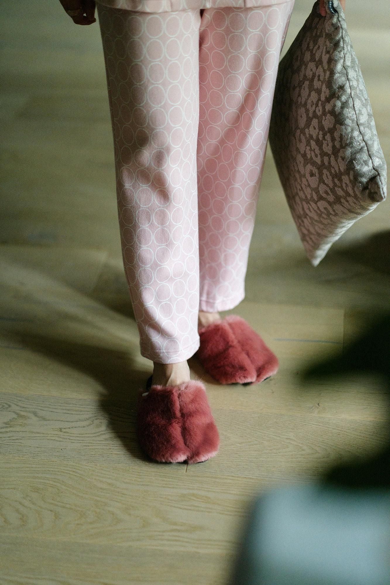 Dünner Pantoffel aus Kunstfell Tabi/Suouko