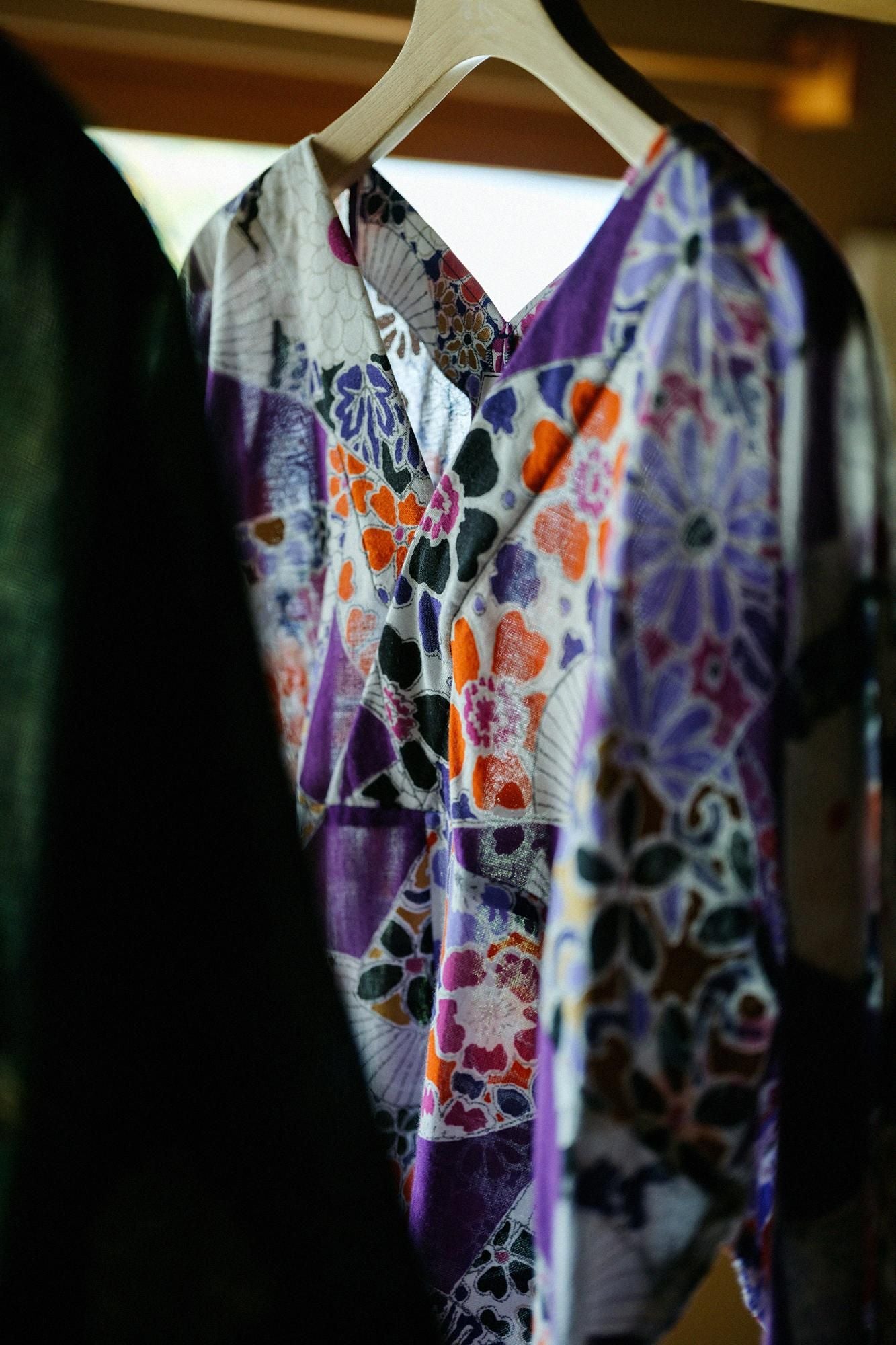 Chita Momen Textur (Okatabira)/Ogi (Fächer) Dunkelviolett (Kokimurasaki)