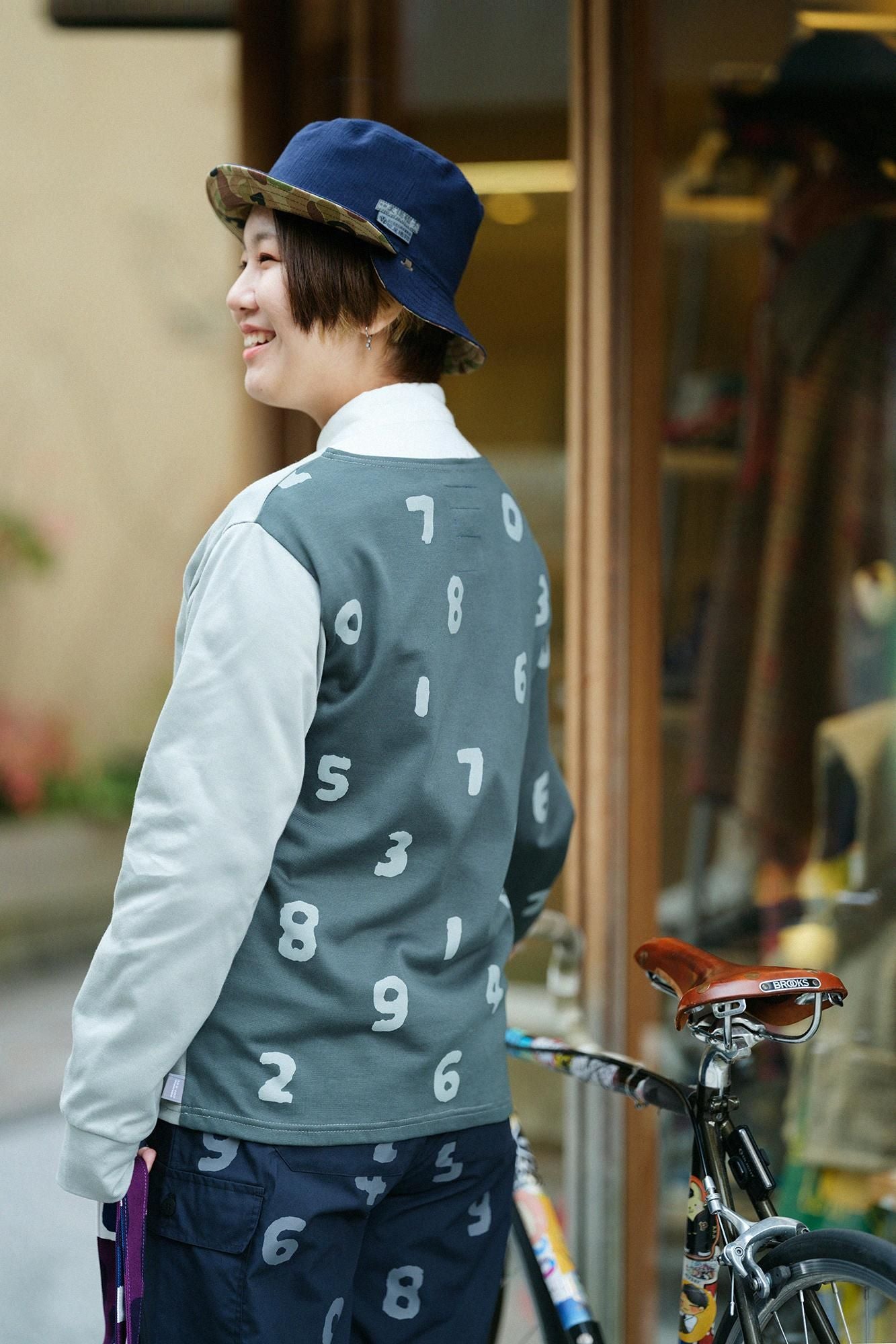 強撚扭曲平針織船領上衣/灰棕x SO-SU-U十數