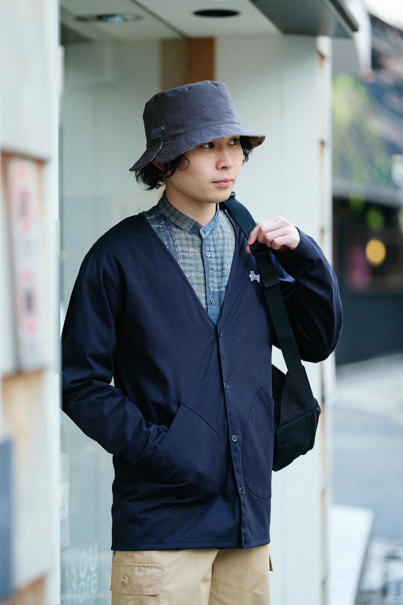 L/S-Cardigan aus Baumwollstrick mit V-Ausschnitt/Marineschwarz