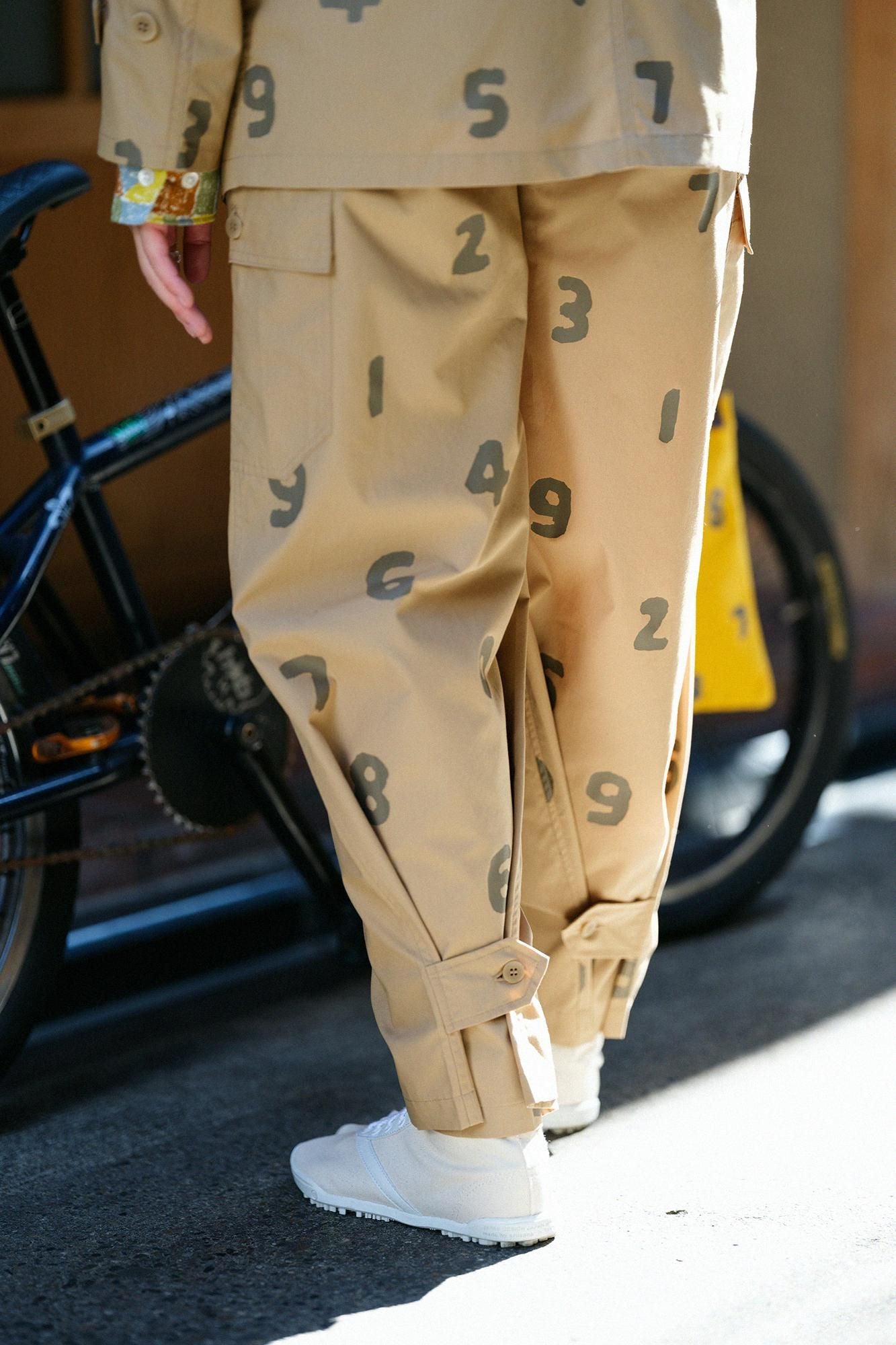 高密度 タイプライタークロス カーゴパンツ/ビスケット×SO-SU-U