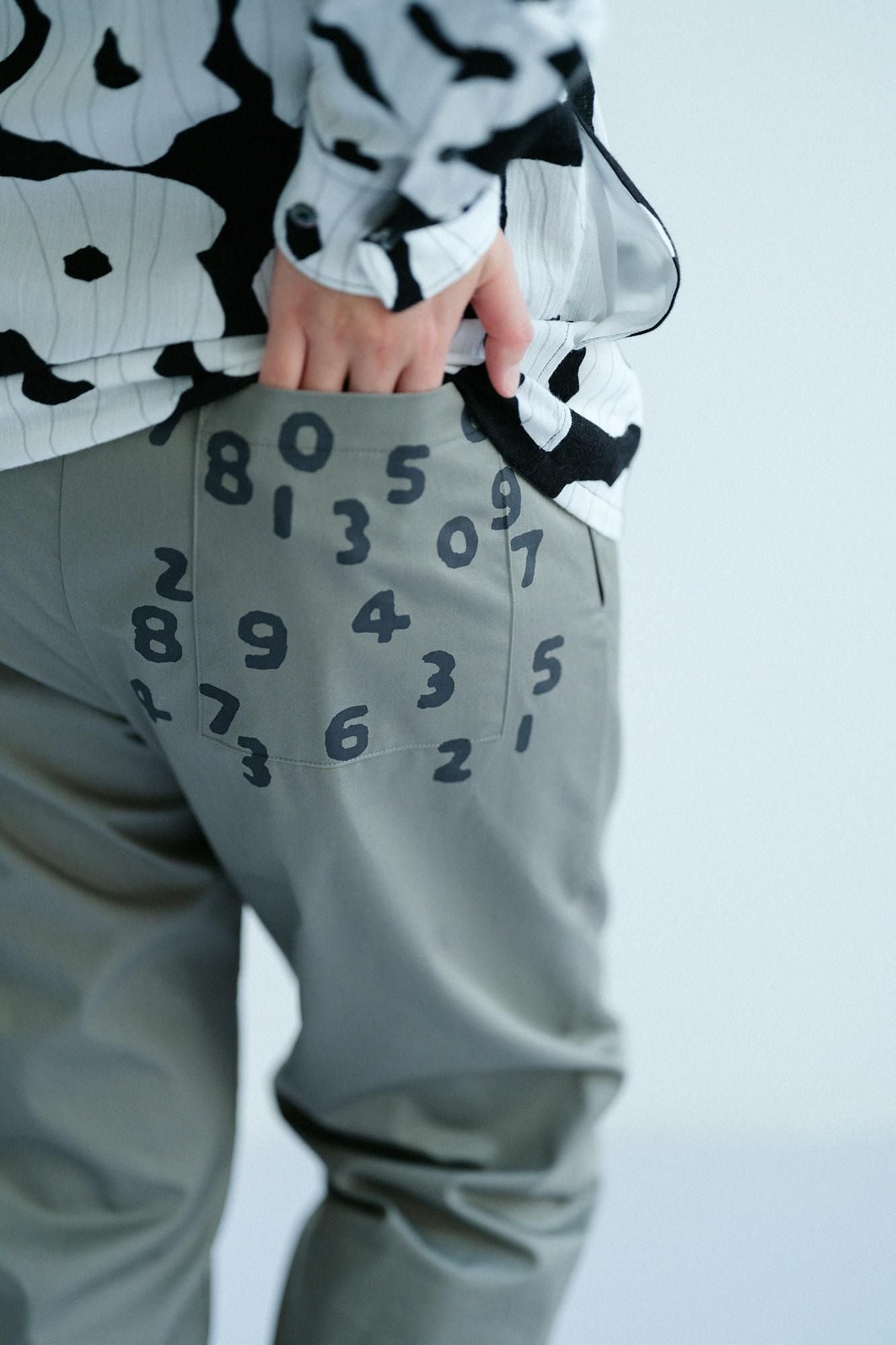 30 Count 1-ply Gabardine Easy Tapered Pants / Dark Grey