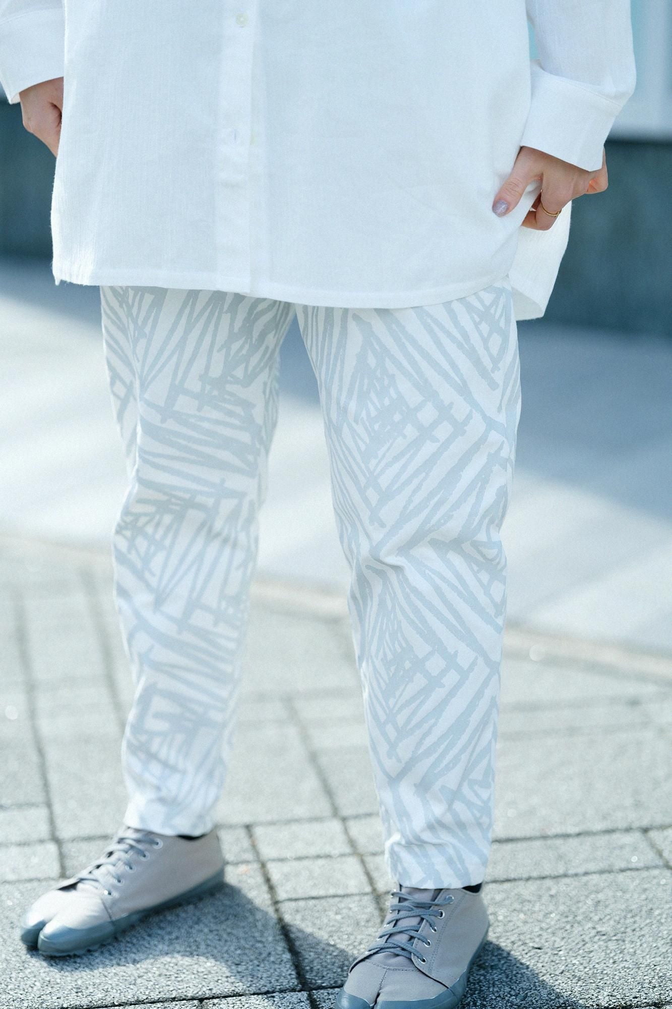 Leicht zulaufende Hose aus hochdichtem Chino-Stoff/gezackter Tsukumo-Stil