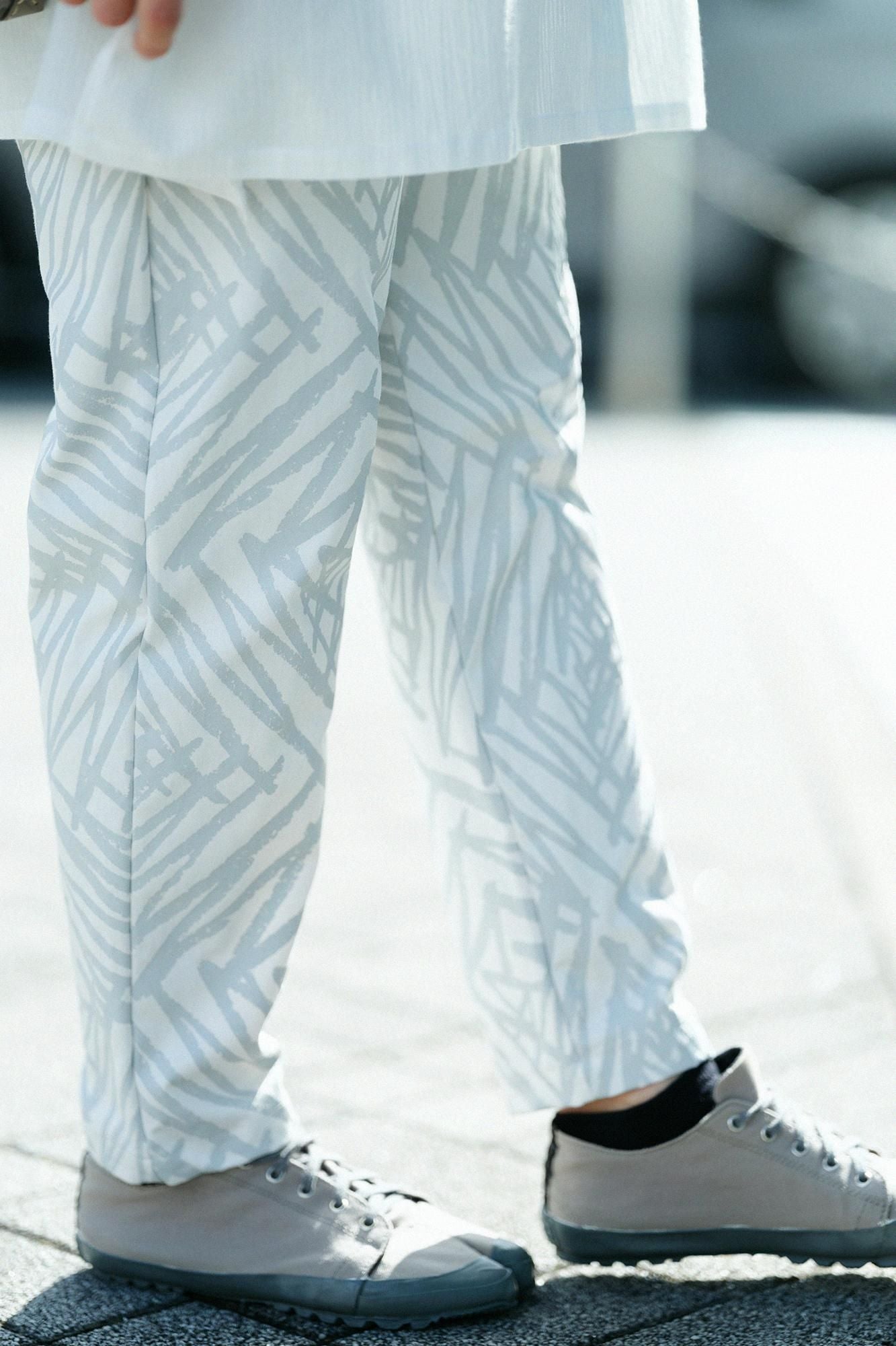 Leicht zulaufende Hose aus hochdichtem Chino-Stoff/gezackter Tsukumo-Stil