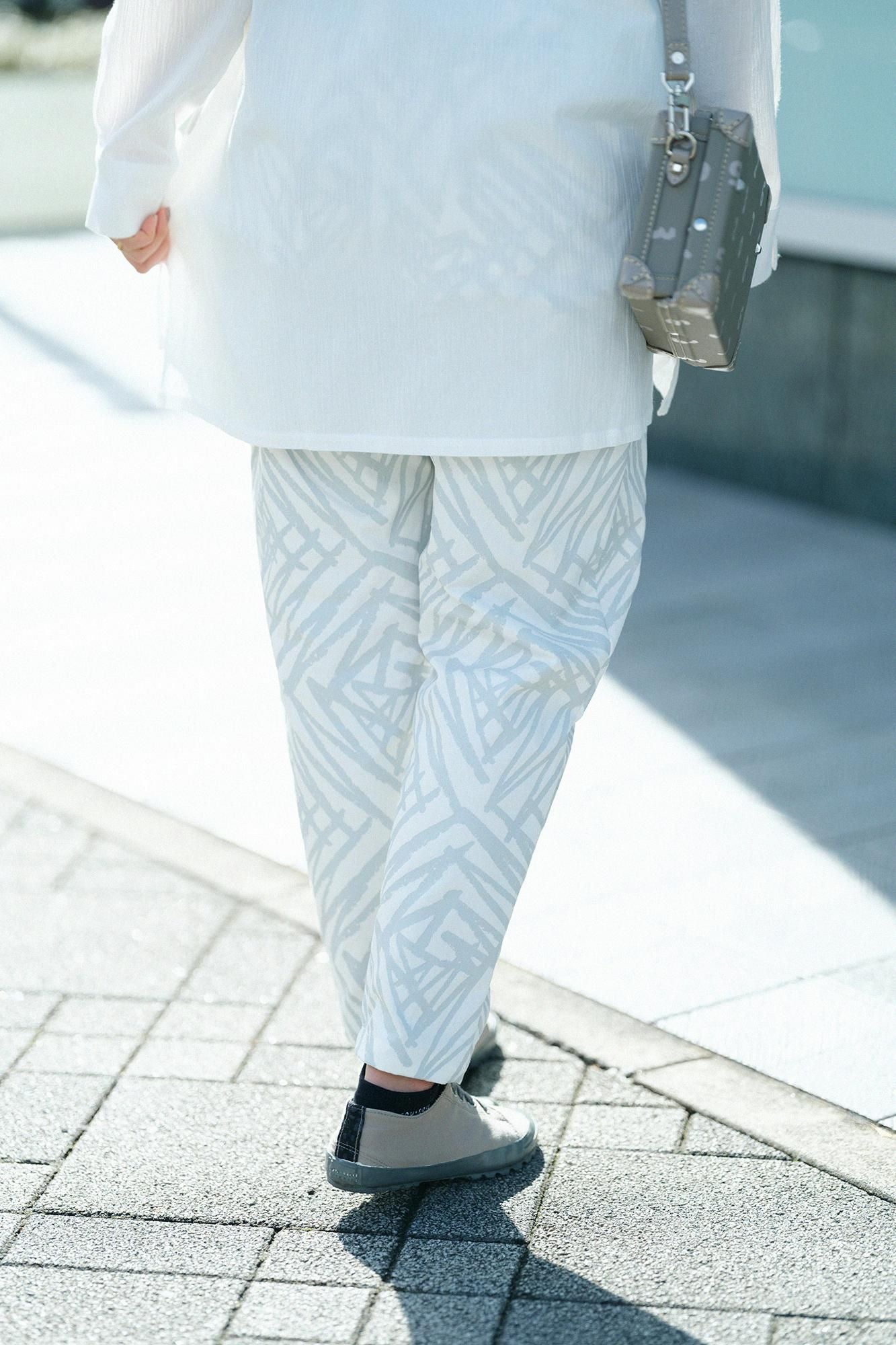 Leicht zulaufende Hose aus hochdichtem Chino-Stoff/gezackter Tsukumo-Stil