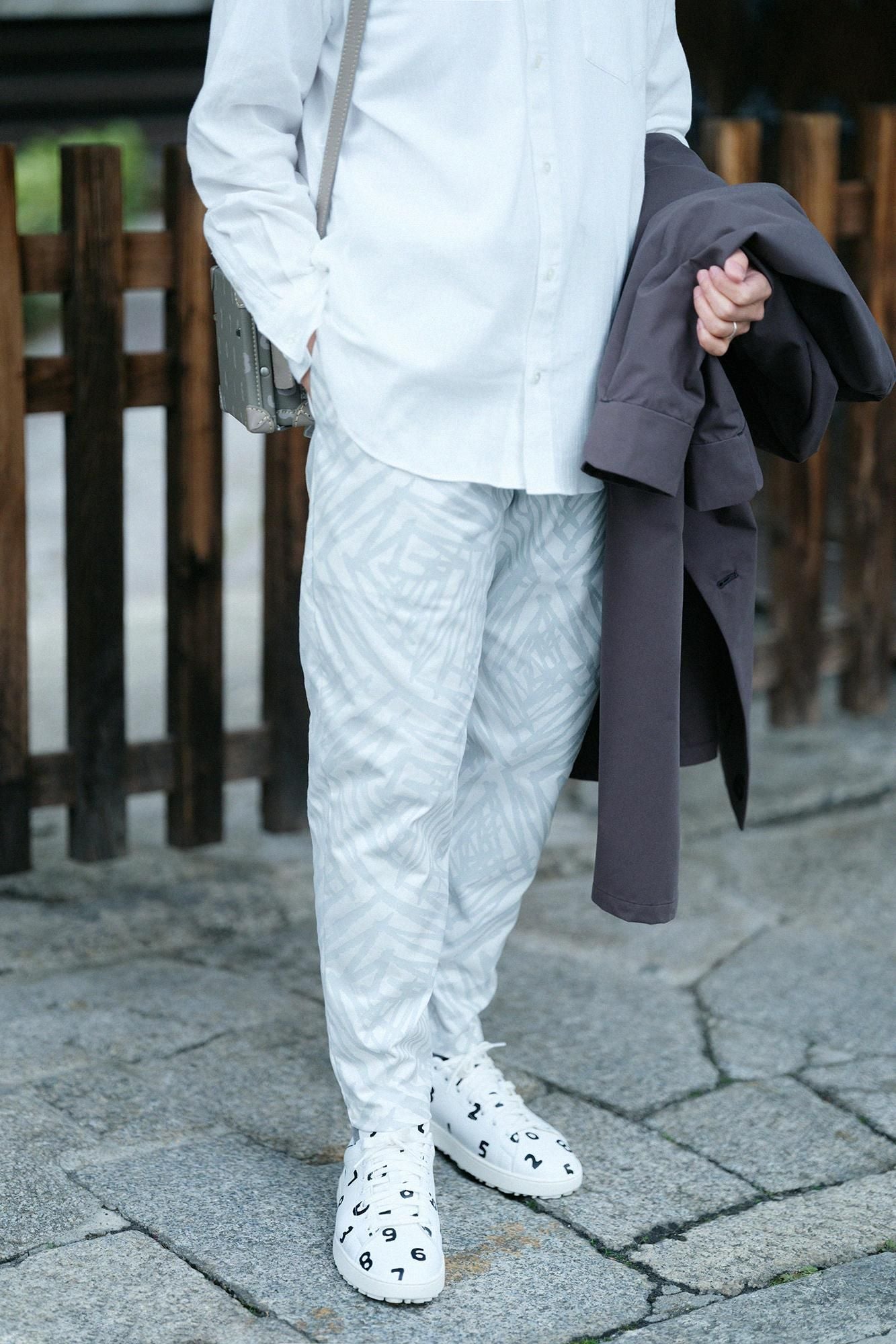 Leicht zulaufende Hose aus hochdichtem Chino-Stoff/gezackter Tsukumo-Stil