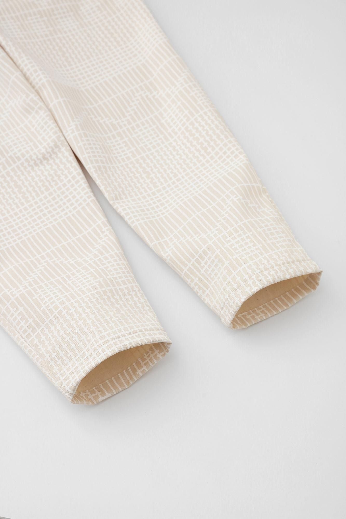 Leicht zulaufende Hose aus hochdichtem Chinostoff/Kumiko Kijiro