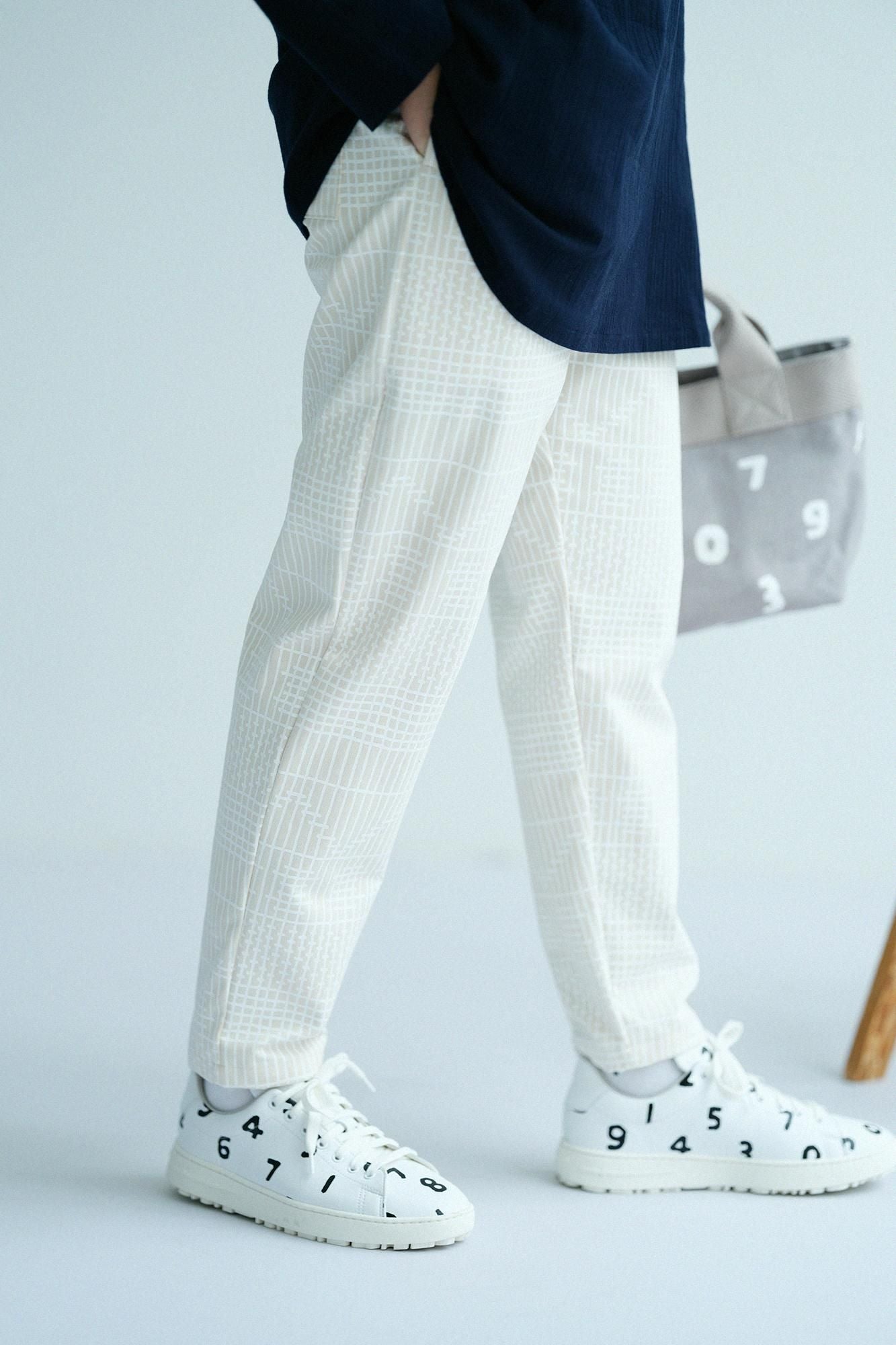 Leicht zulaufende Hose aus hochdichtem Chinostoff/Kumiko Kijiro