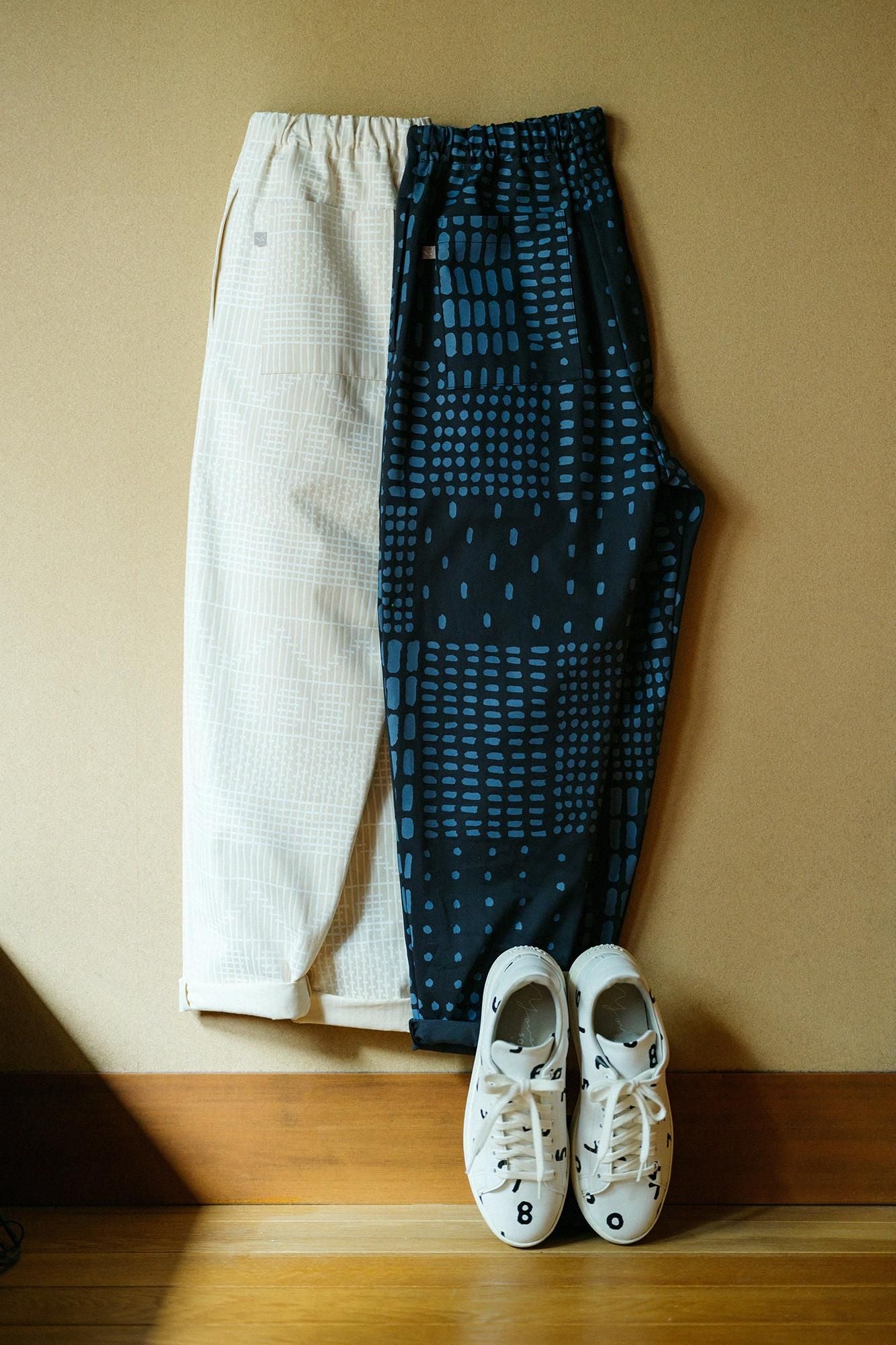 Leicht zulaufende Hose aus hochdichtem Chinostoff/Kumiko Kijiro