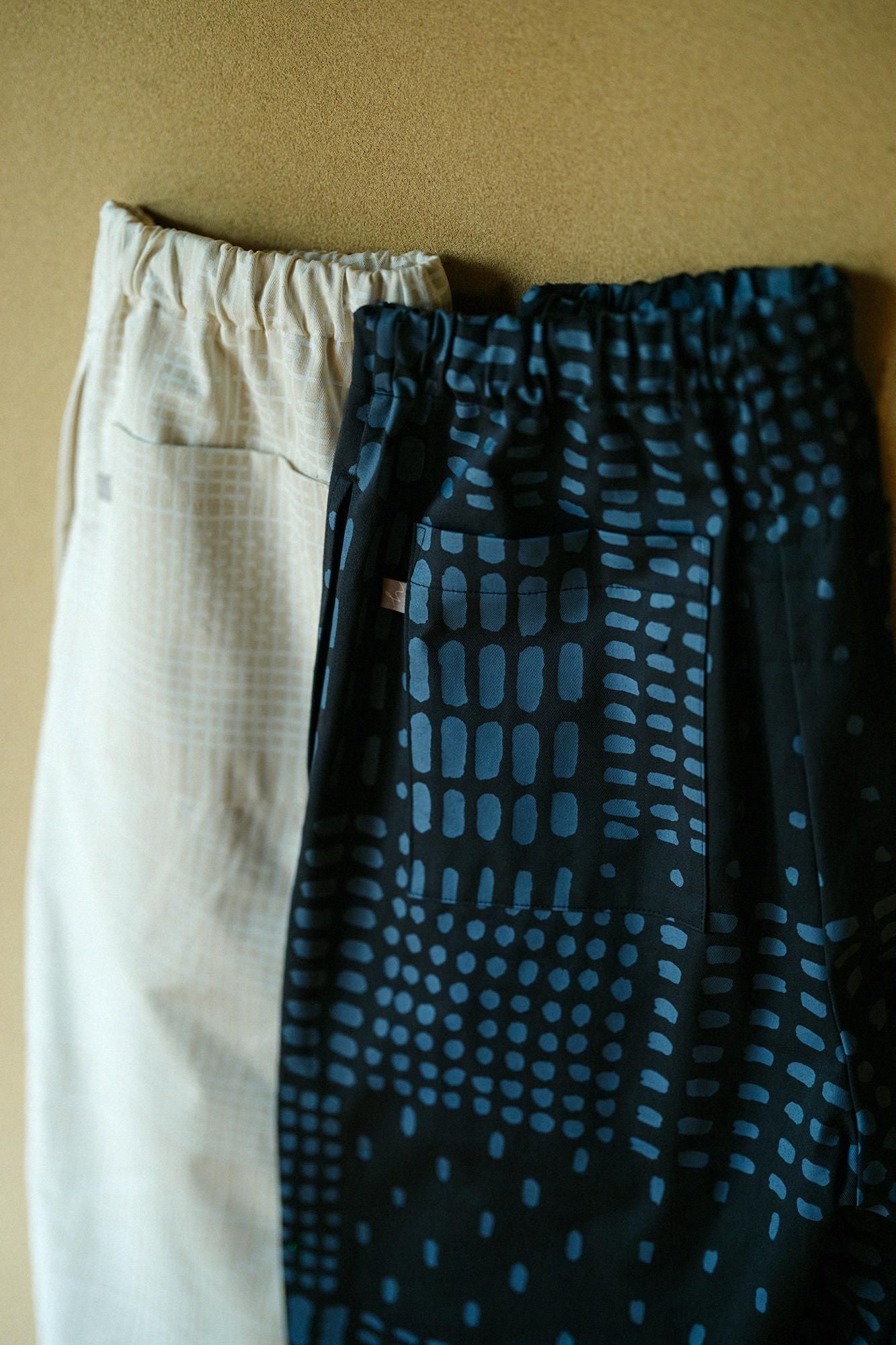 Leicht zulaufende Hose aus hochdichtem Chinostoff/Kumiko Kijiro