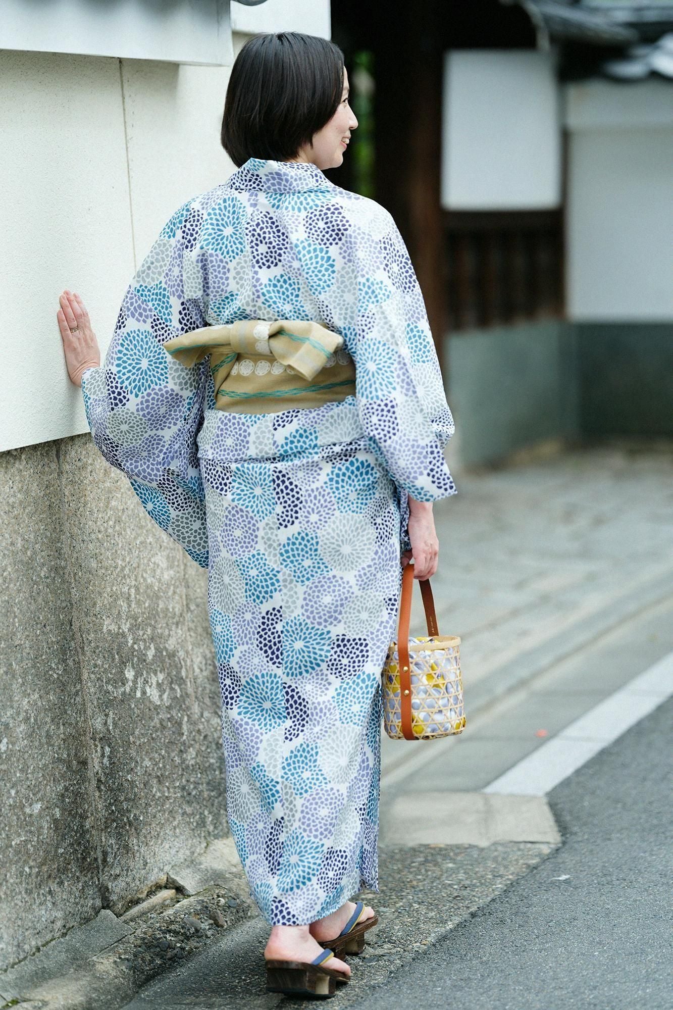 Kosugi Orimono에 의해 만든 Theo Alpha Yukata /국화