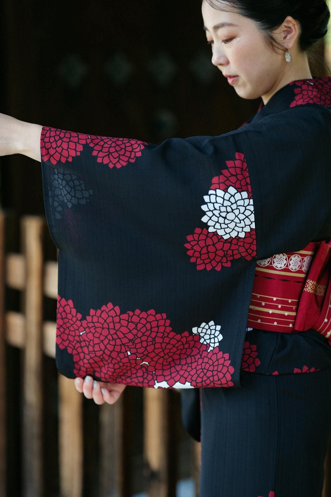 Kosugi Orimono에 의해 만든 Theo Alpha Yukata /구름사이에 국화