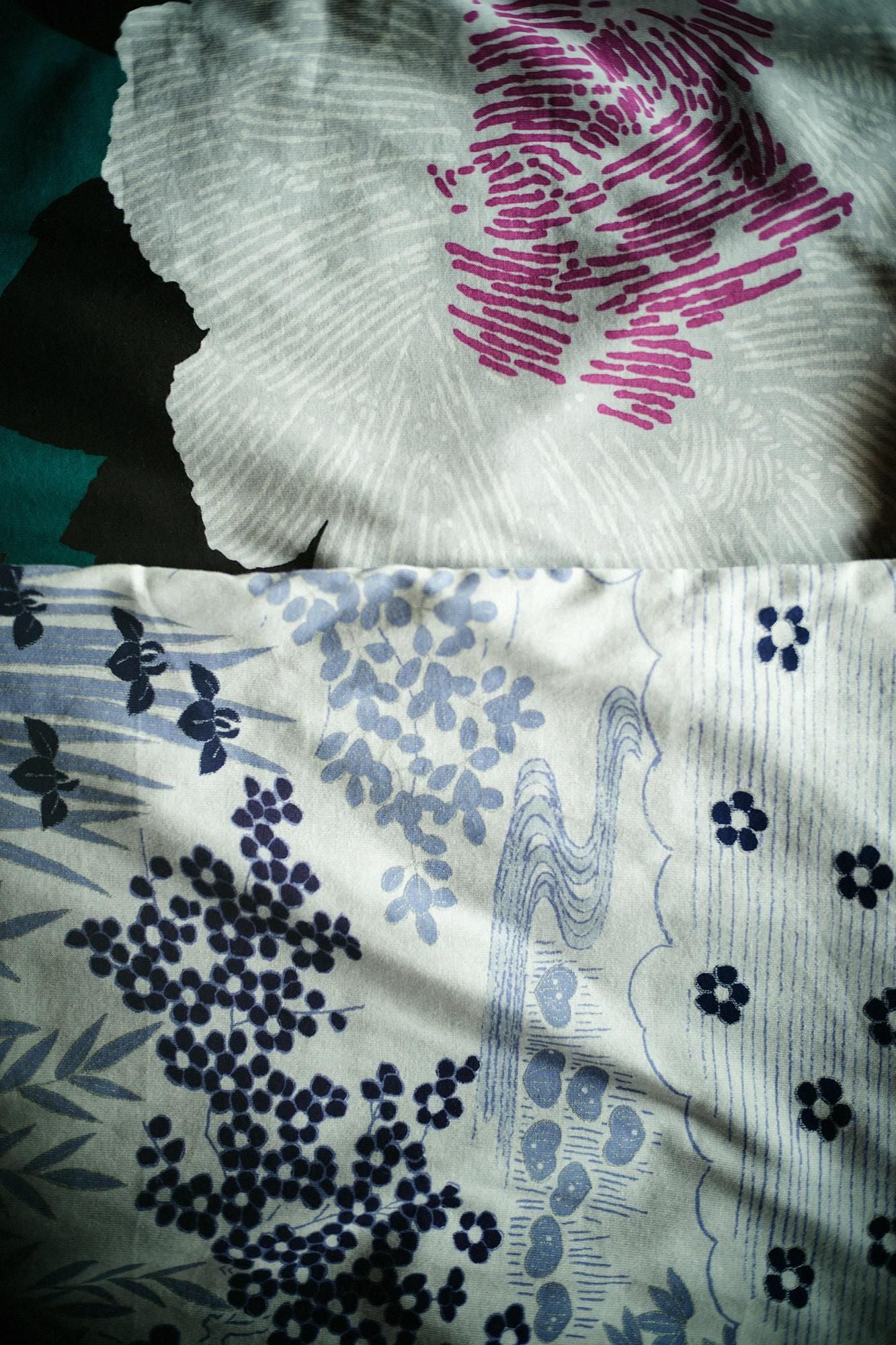 【net限定】高島縮 40/40 半衿風靡(はんえりふうび) 片身替わり(かたみがわり)/濡羽色(ぬればいろ)×芍薬(しゃくやく) 月夕(げっせき)