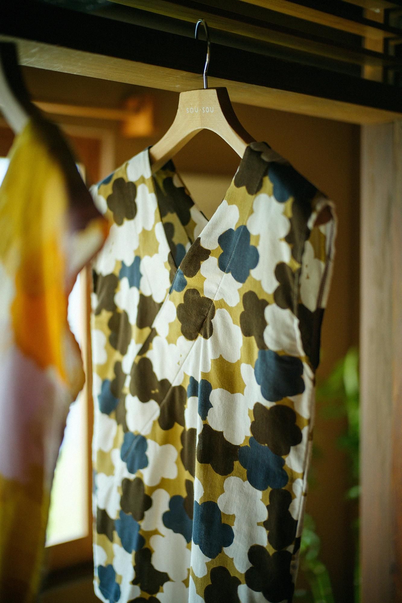 Chizimi Cotton 40/40 V-neck Shirt / Kenzan Covered Box with a Design of Plum Blossoms-Recreation