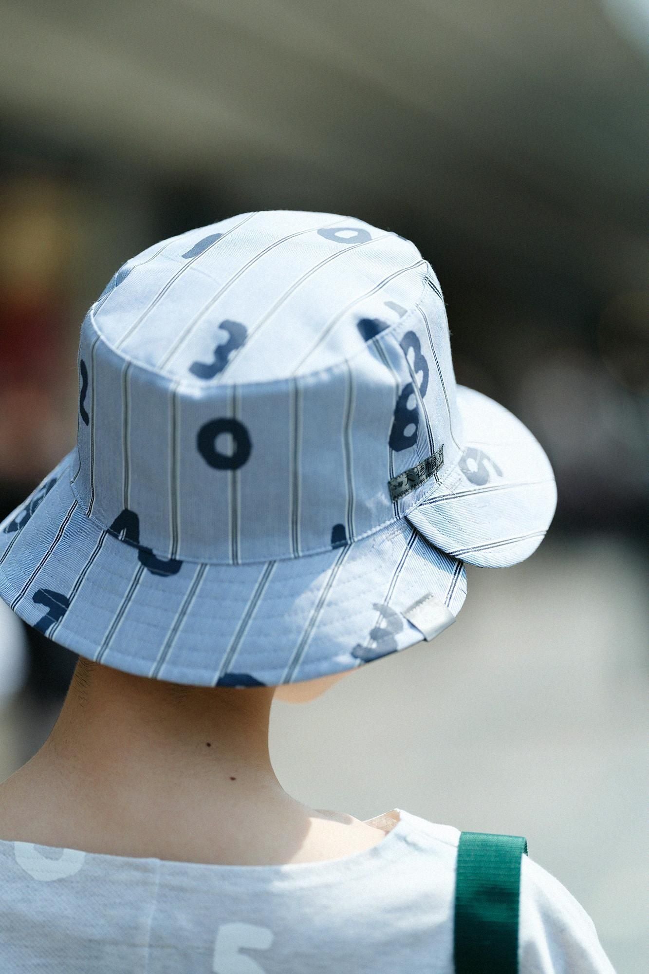 缎纹条纹可逆自行车帽/so-su-u灰蓝色(haiao)