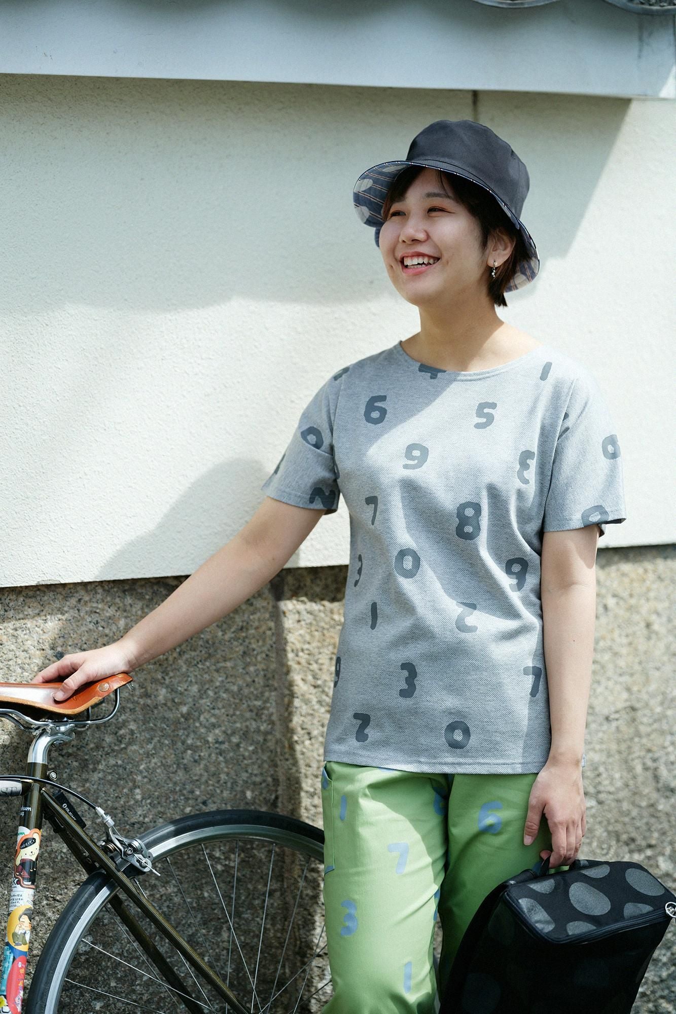 T-shirt découpé en tricot Kanoko/haut et bas SO-SU-U (Shoka) Gris cendré