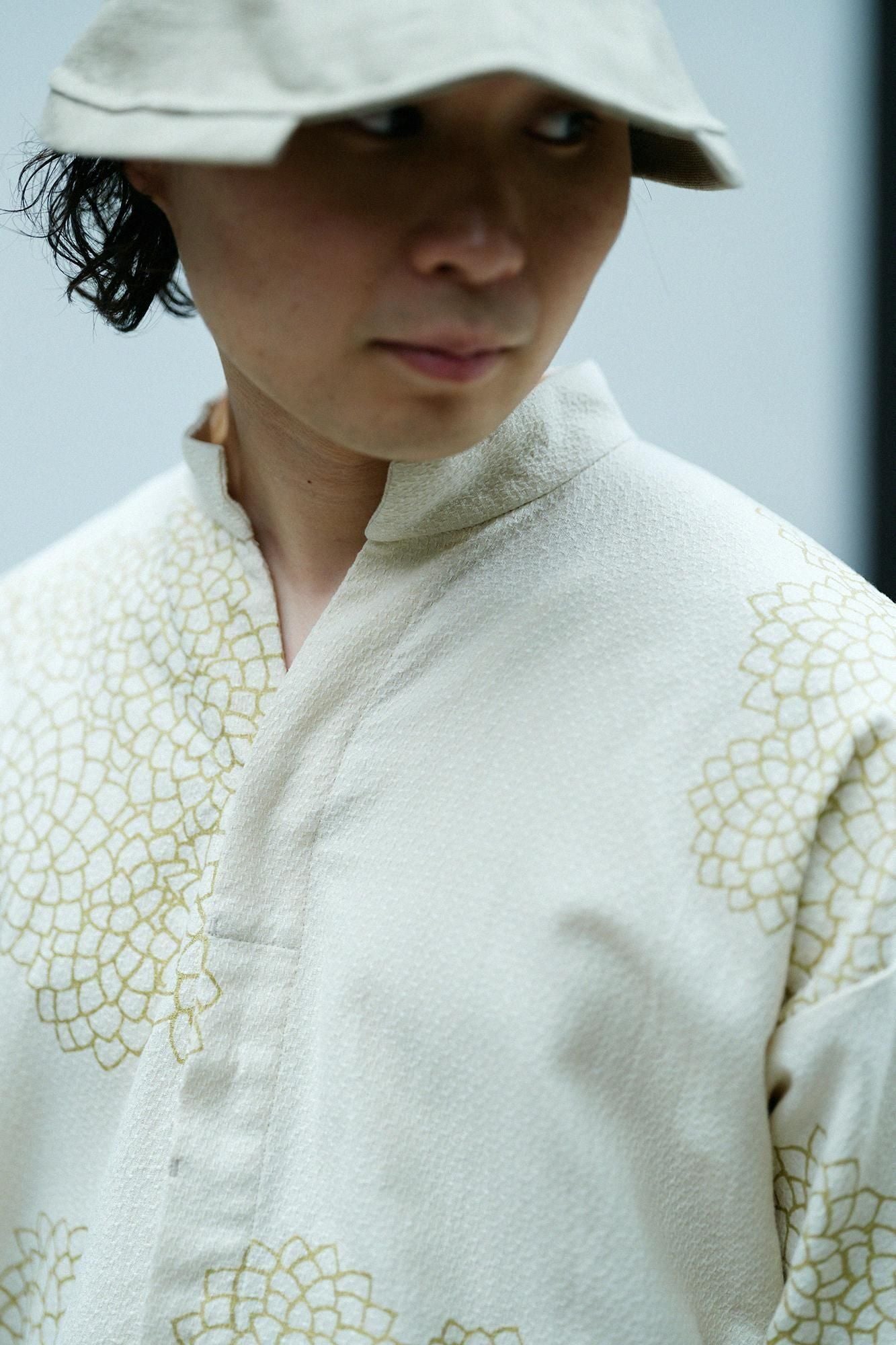 棉麻紡 舶來織 立領 筒形袖襯衫(tsutosode shinii)/雲間菊 鳥白色