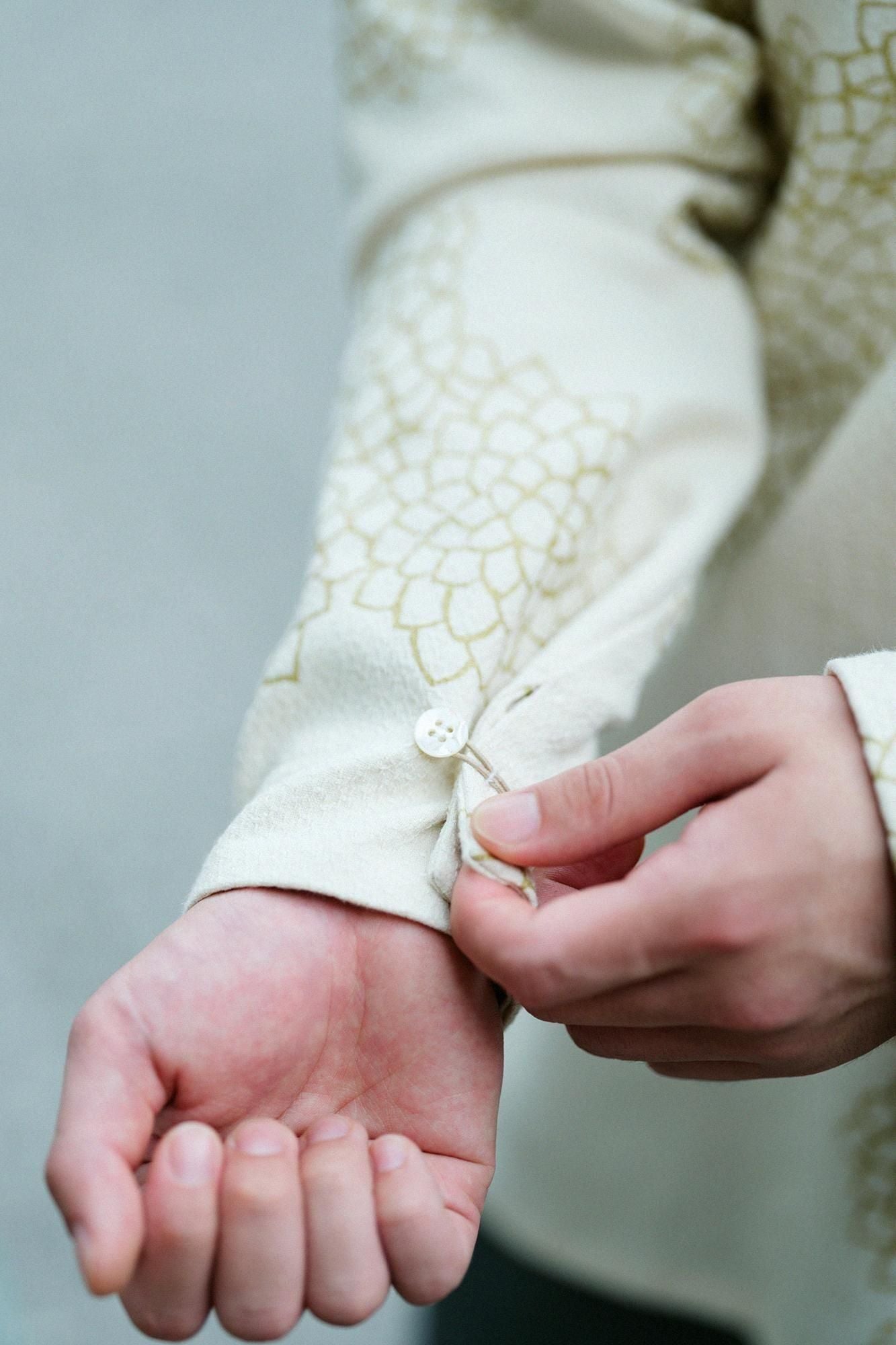 棉麻紡 舶來織 立領 筒形袖襯衫(tsutosode shinii)/雲間菊 鳥白色