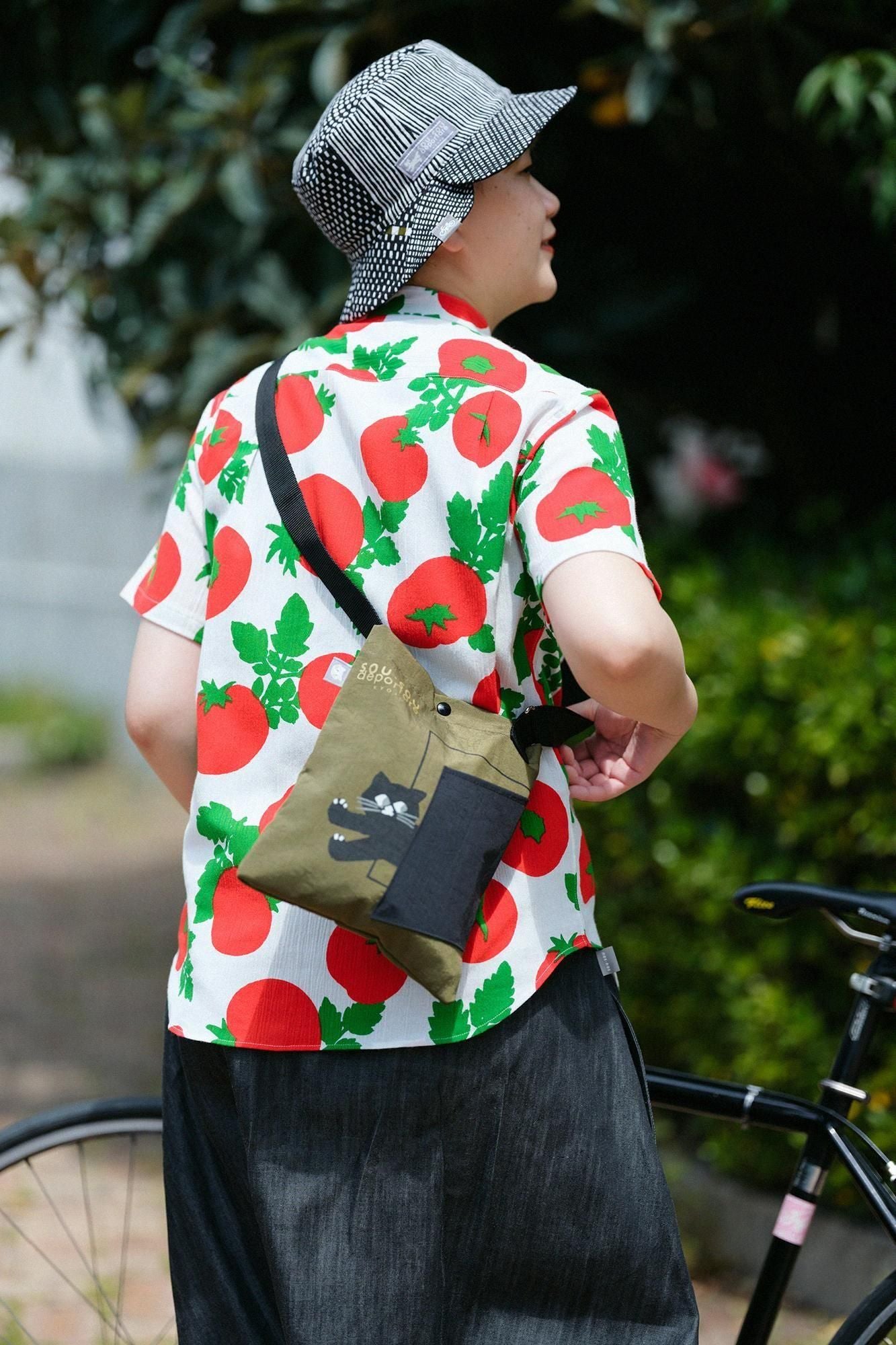 escape ナイロン サコッシュ 小/カーキ