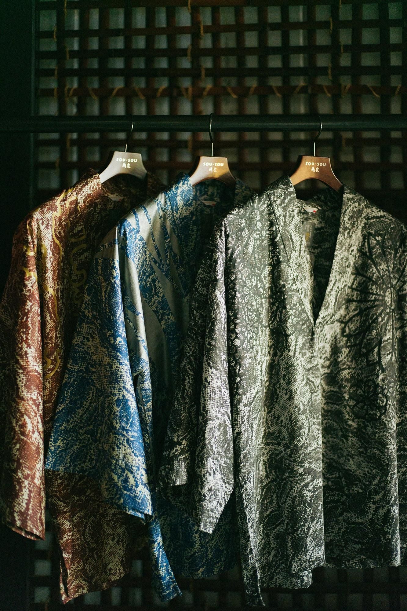 Satin Weave Fubi Shirt Pattern on Collar / Gold Damask Light Ink Grey