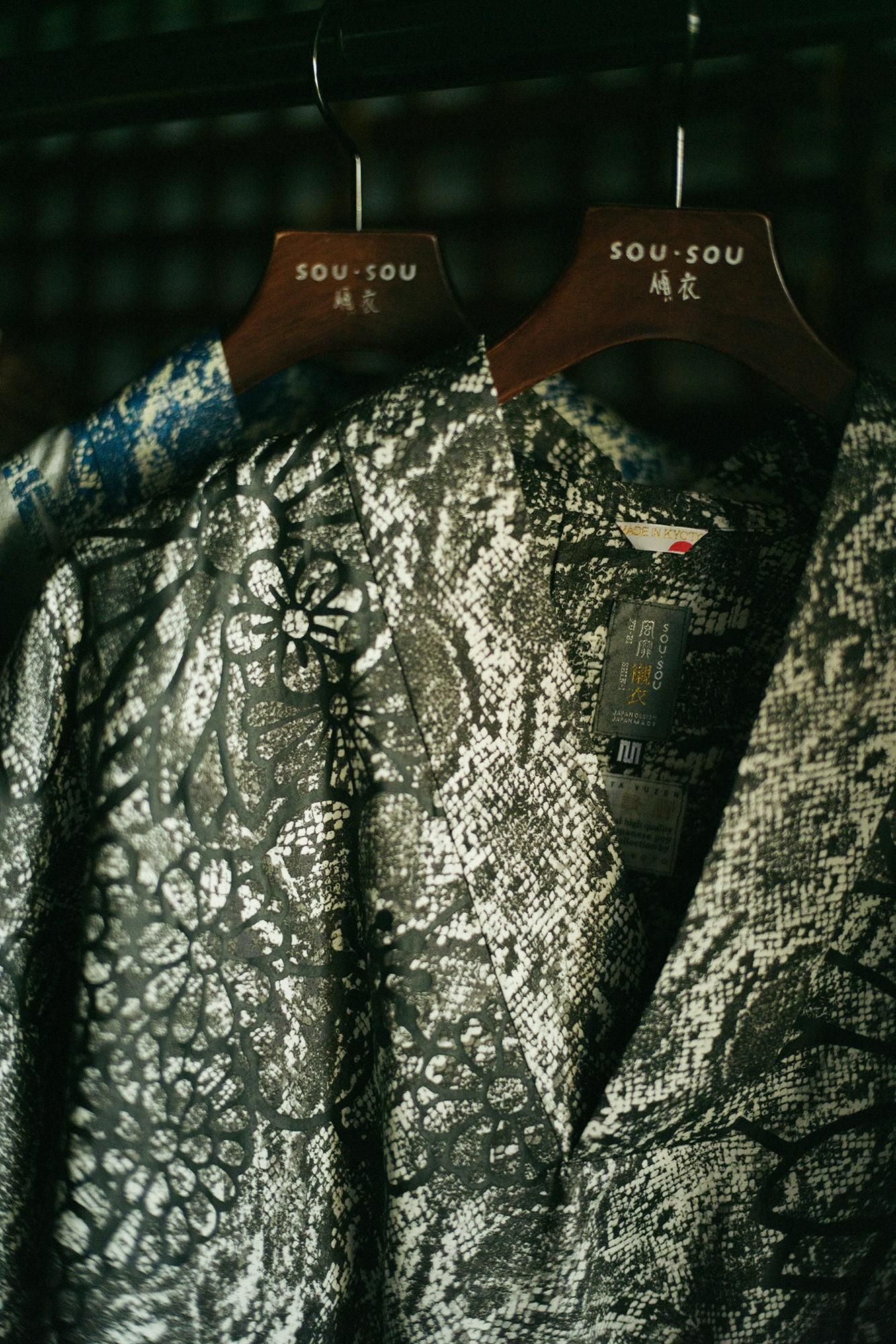 Satin Weave Fubi Shirt Pattern on Collar / Gold Damask Light Ink Grey