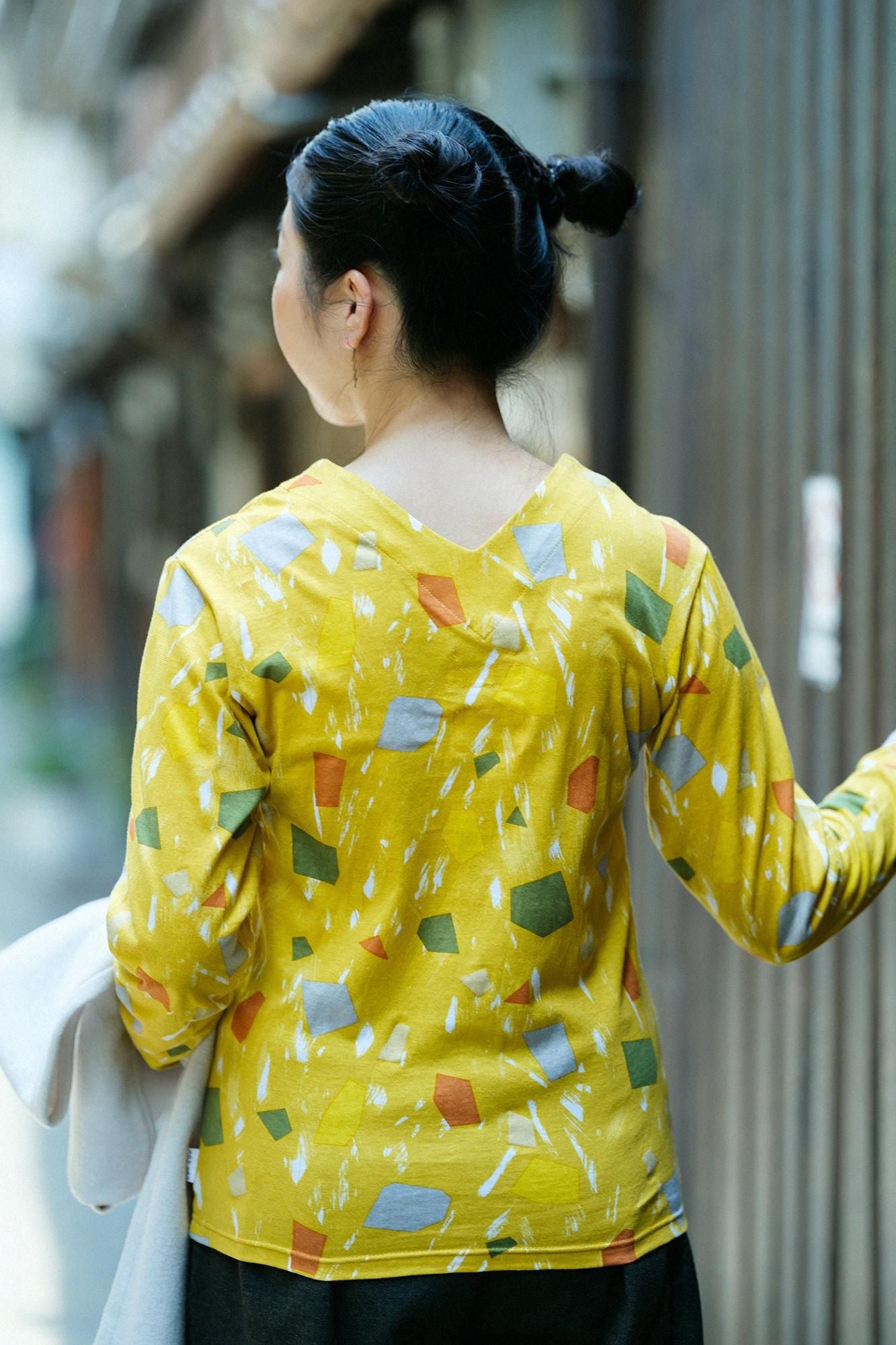 Long Sleeve V-neck Shirt / Sayakeshi