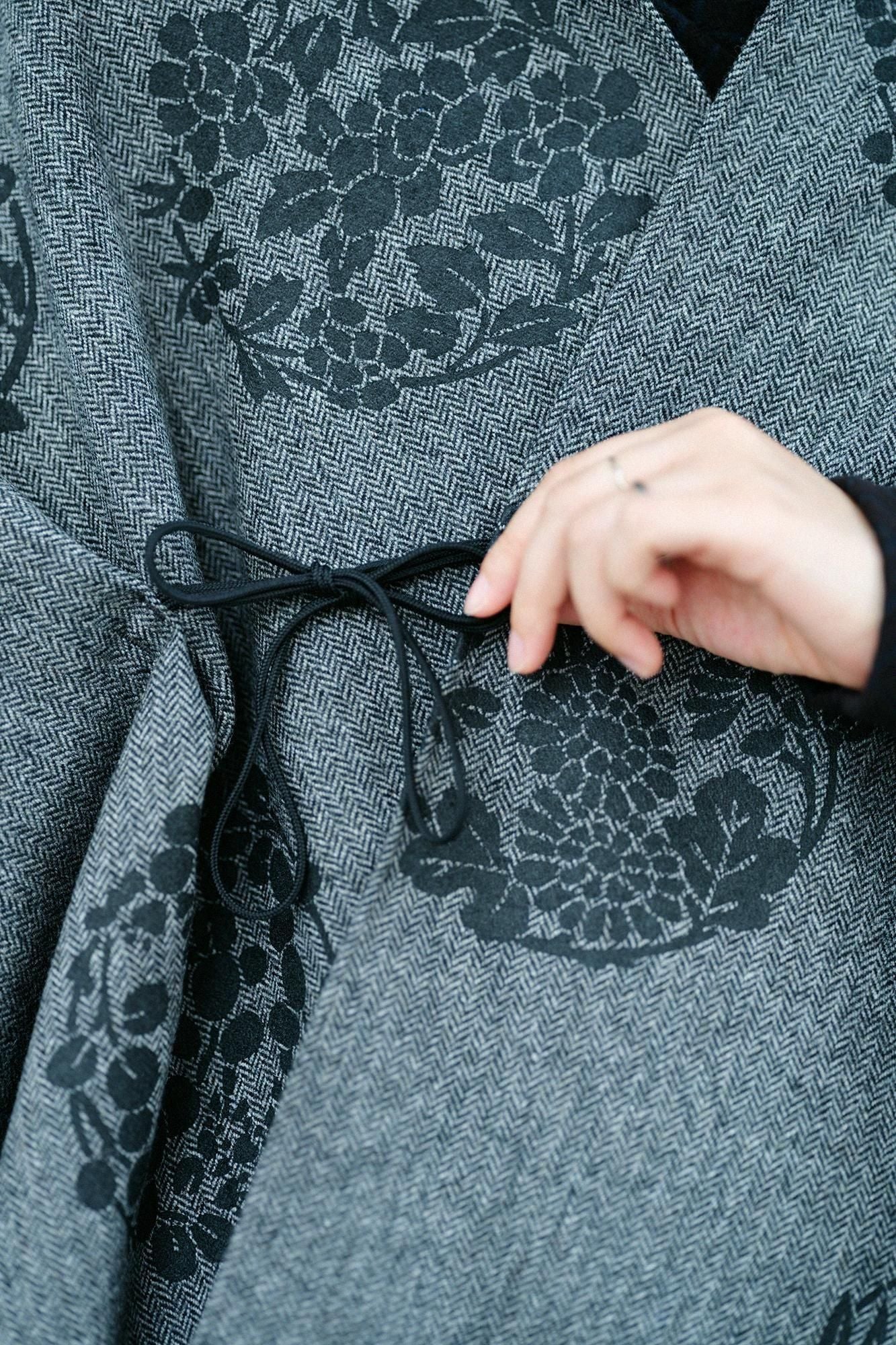 ツイード 杉綾織(すぎあやおり) きさらぎ/花丸文様(はなまるもんよう) ちらしと余白(よはく) 鉛色(なまりいろ)