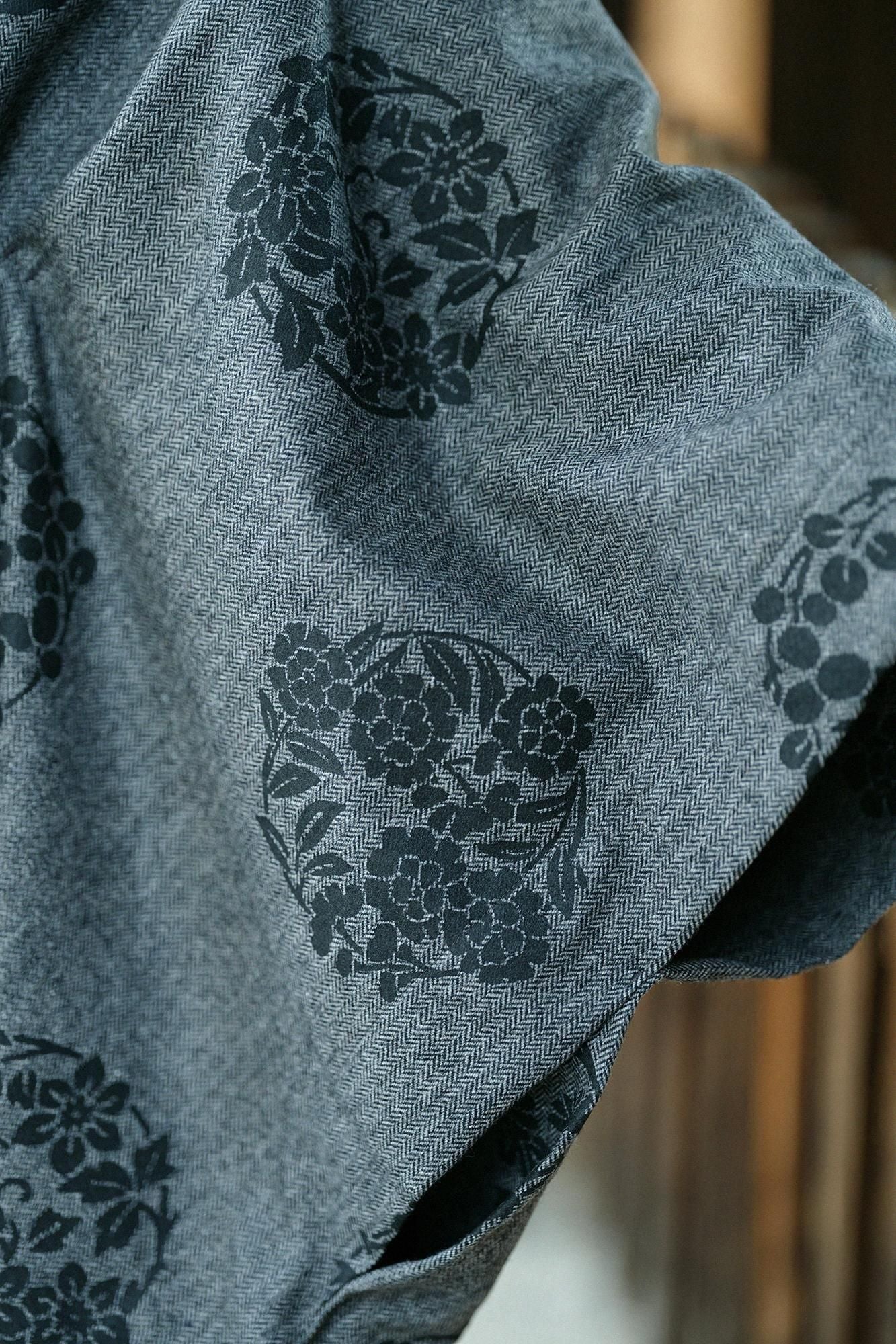 ツイード 杉綾織(すぎあやおり) きさらぎ/花丸文様(はなまるもんよう) ちらしと余白(よはく) 鉛色(なまりいろ)