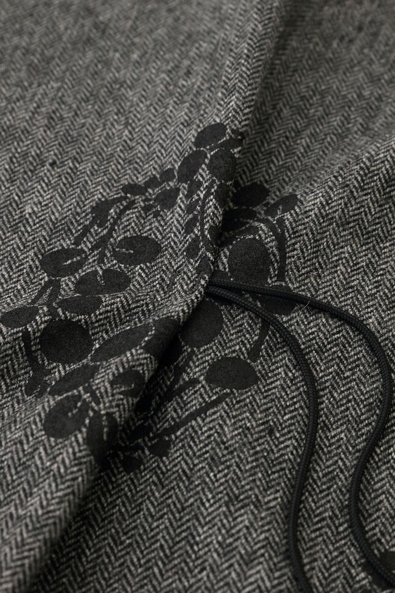 ツイード 杉綾織(すぎあやおり) きさらぎ/花丸文様(はなまるもんよう) ちらしと余白(よはく) 鉛色(なまりいろ)