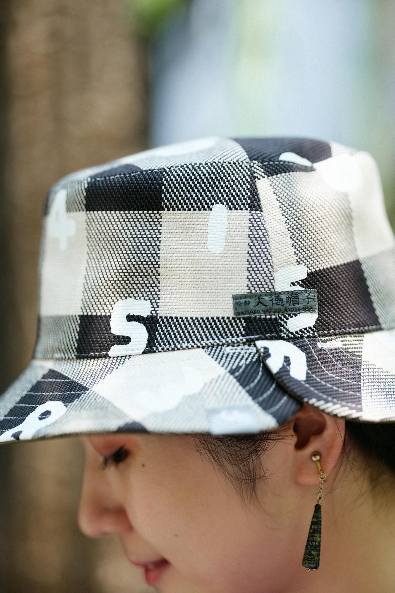 Chapeau de vélo réversible à carreaux en sergé épais/SO-SU-U ivoire