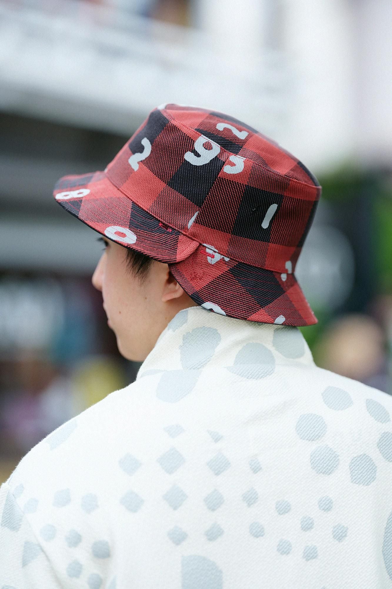 Chapeau de vélo réversible à carreaux en sergé épais/SO-SU-U rouge