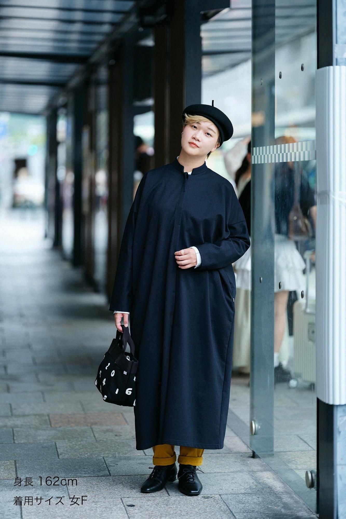 インレイジャージー スタンドカラーライトコート マキシ丈/ブラックネイビー