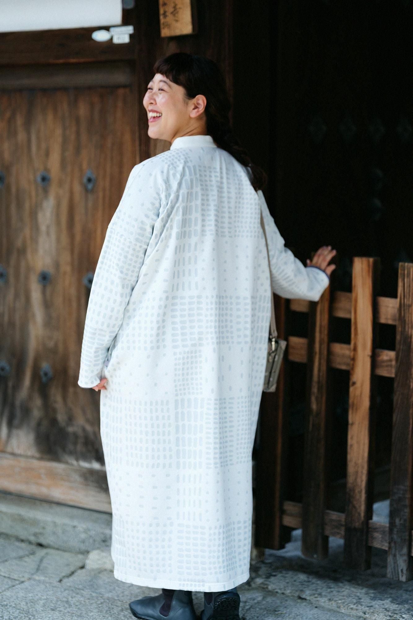 鑲嵌針織 立領輕型外套 超長版/敷石 白色