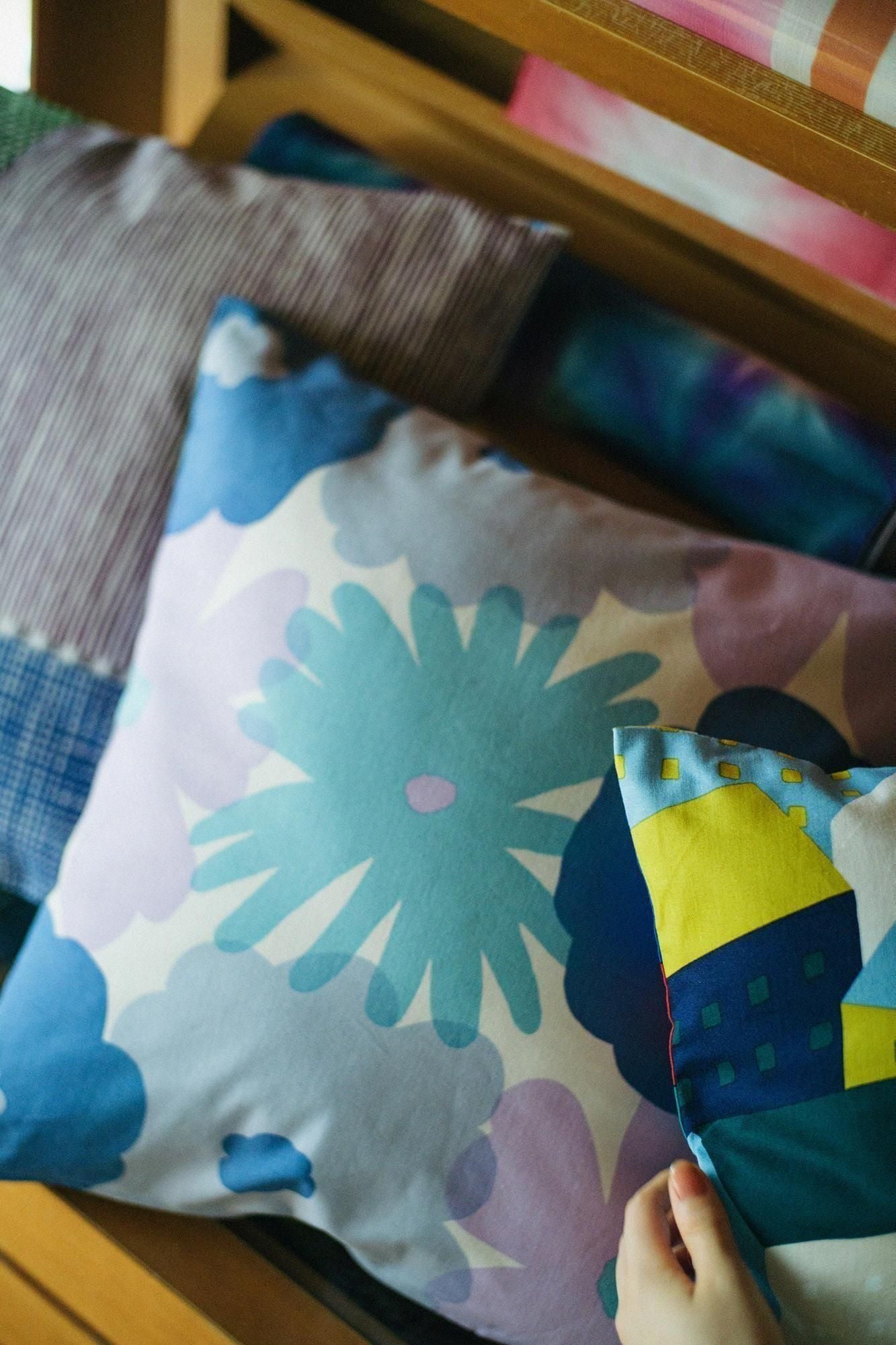 平織り21番手 クッション(座布団)カバー 可逆(かぎゃく)/おおらかとりどり 水紫(すいし)×間がさね 川縁(かわべり)