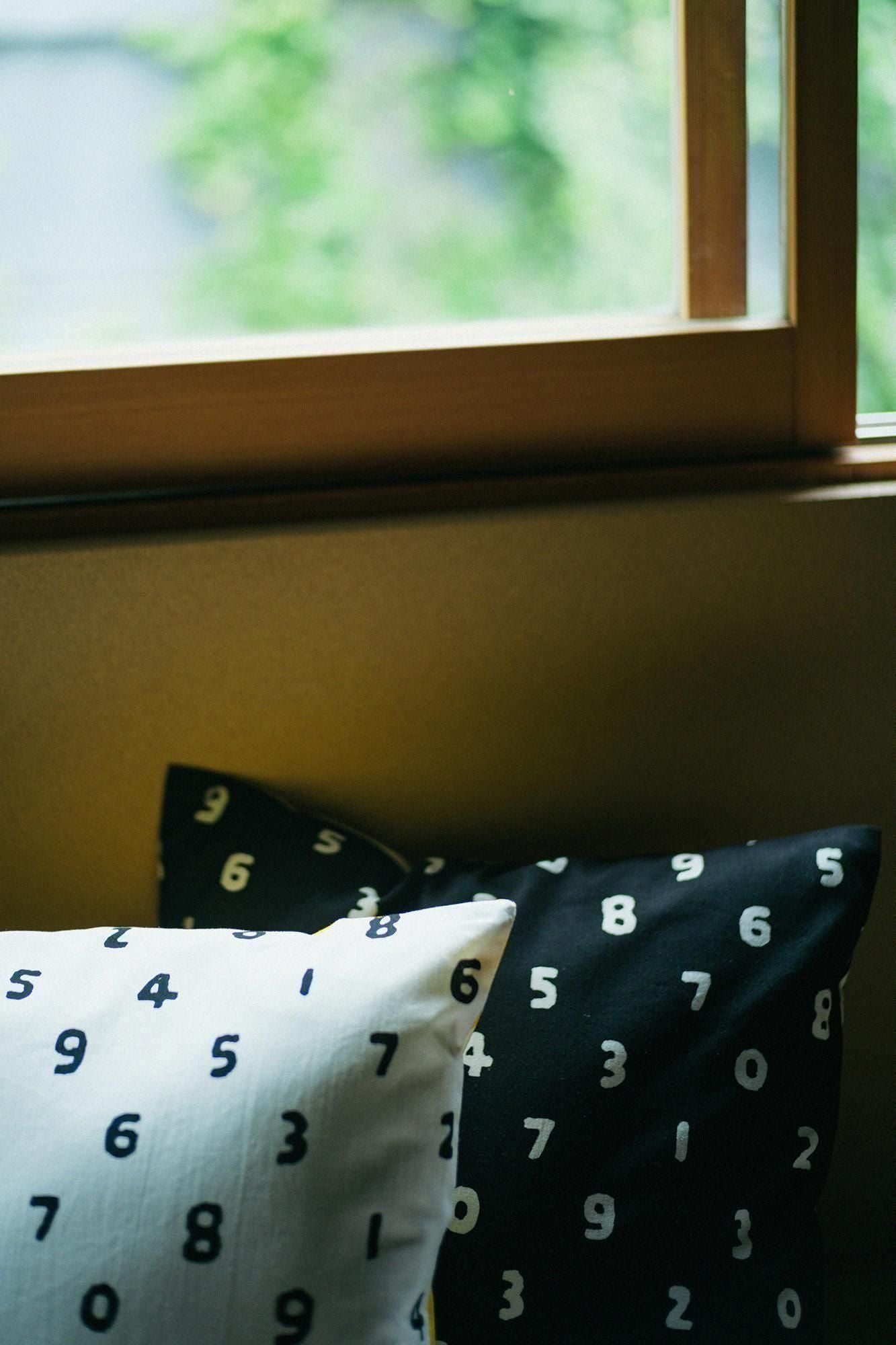 Reversible 21 Count Plain Weave Cushion Cover / SO-SU-U Black x Basking in the Sun