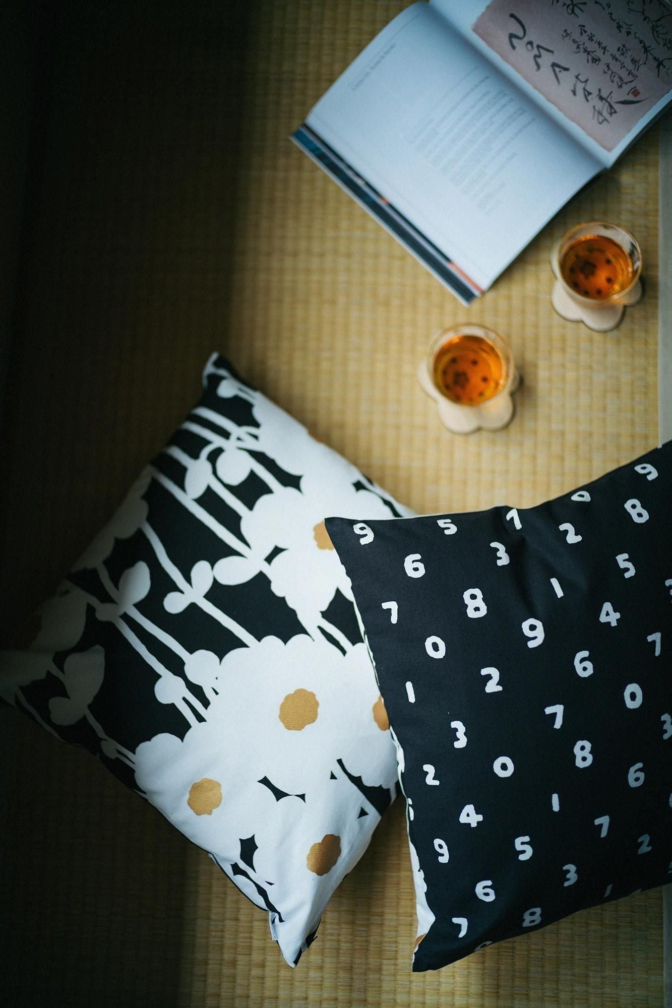 Reversible 21 Count Plain Weave Cushion Cover / SO-SU-U Black x Basking in the Sun